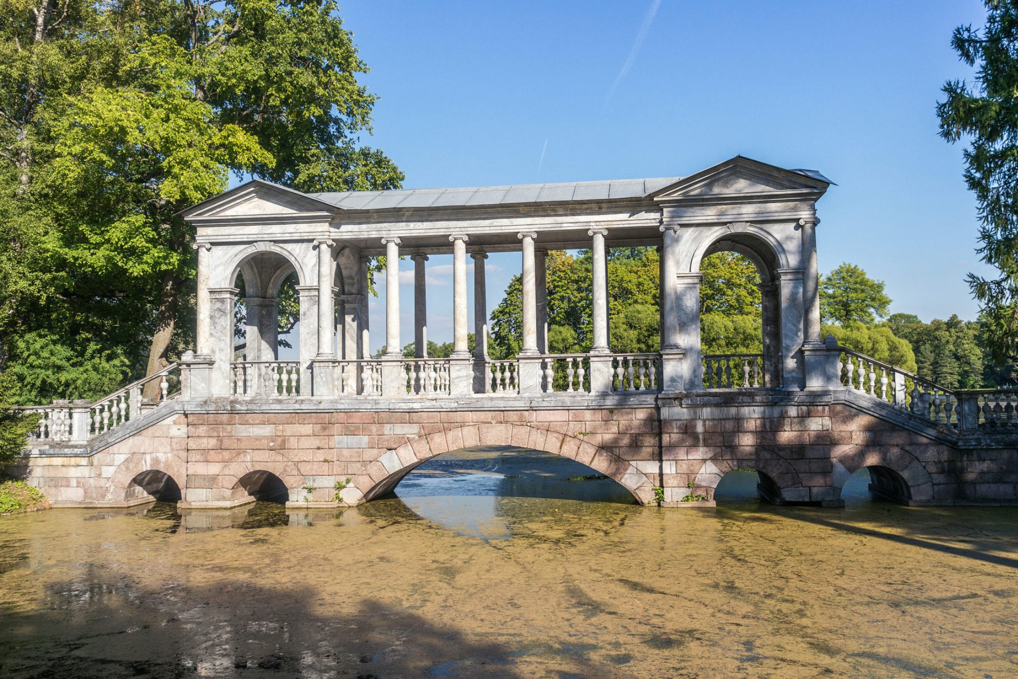 Мраморный мост в Екатерининском парке, Санкт-Петербург. Источник: Shutterstock