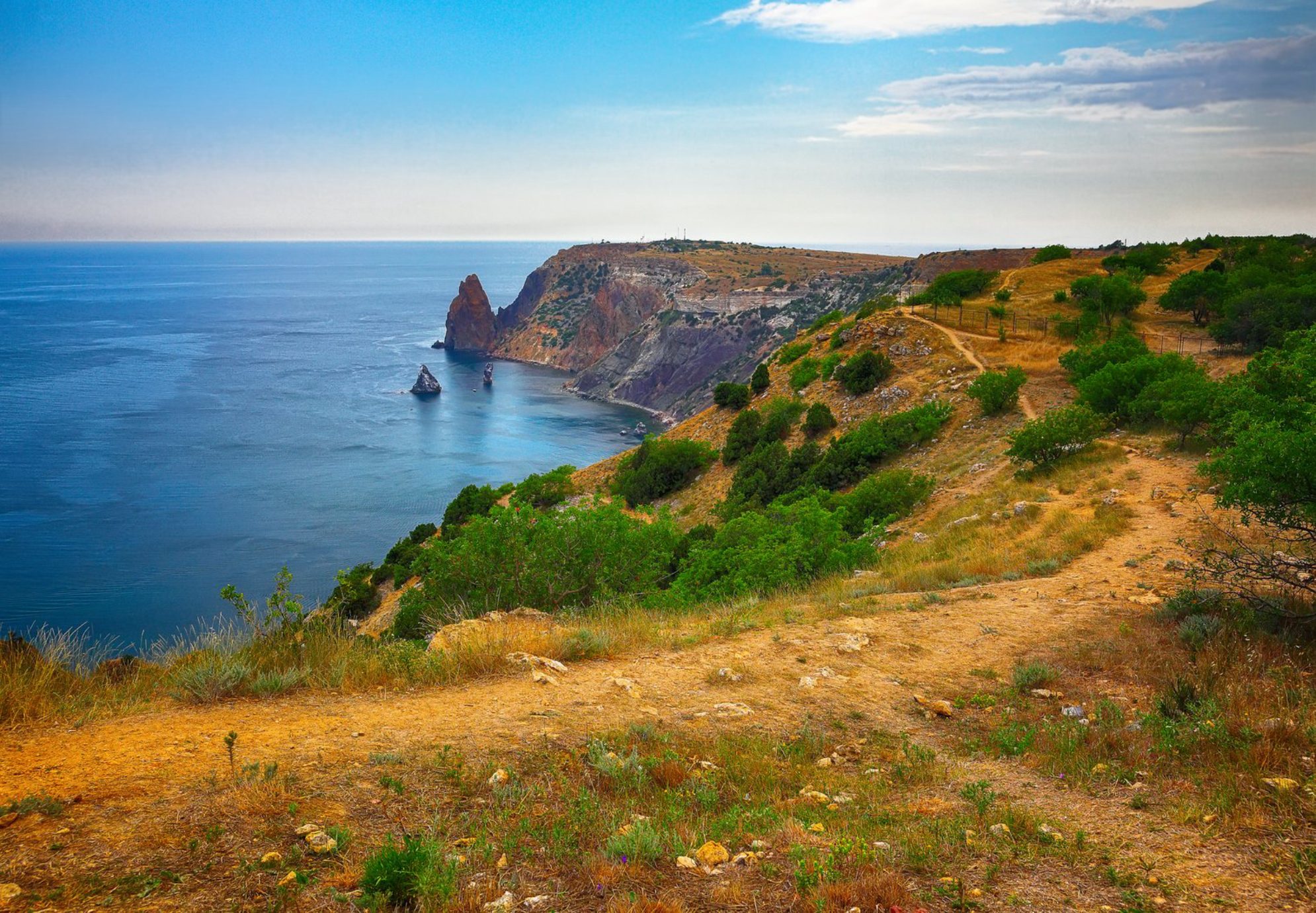 Автомобилистам доступны маршруты к самым красивым видам в Крыму. Источник фото: elements.envato.com