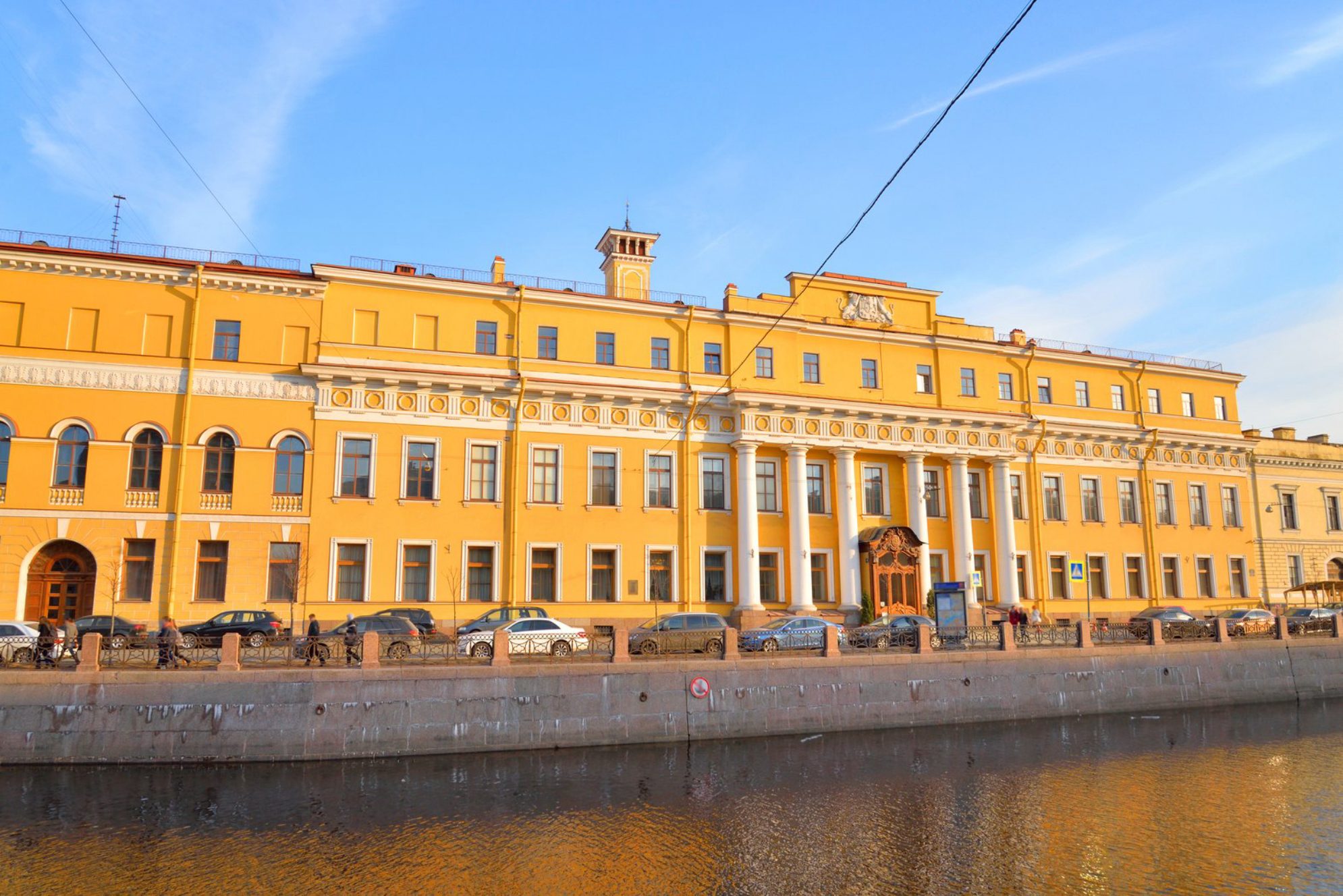 Юсуповский Дворец прекрасен как снаружи, так и внутри Shutterstock