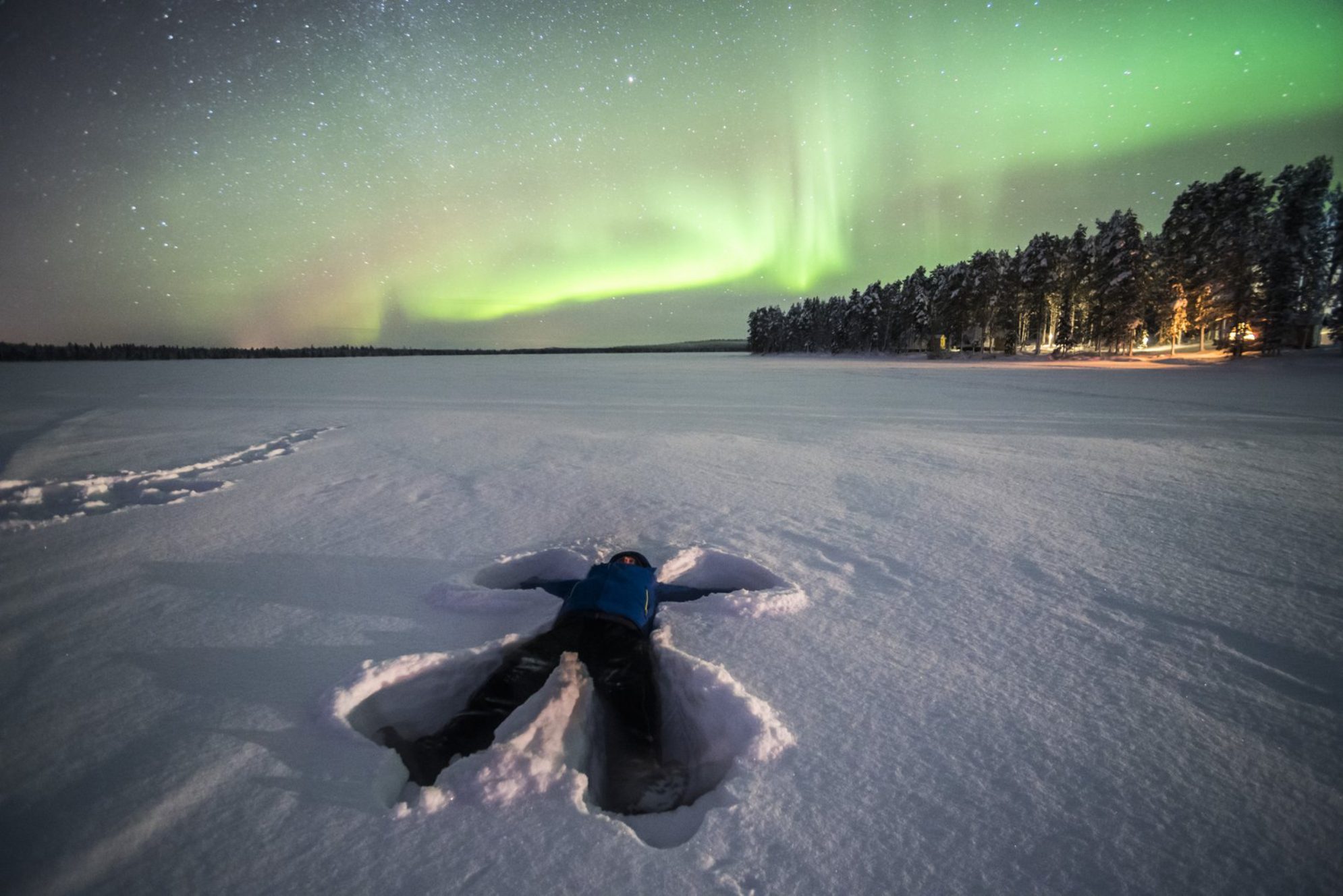 Снежный ангел на фоне сияния