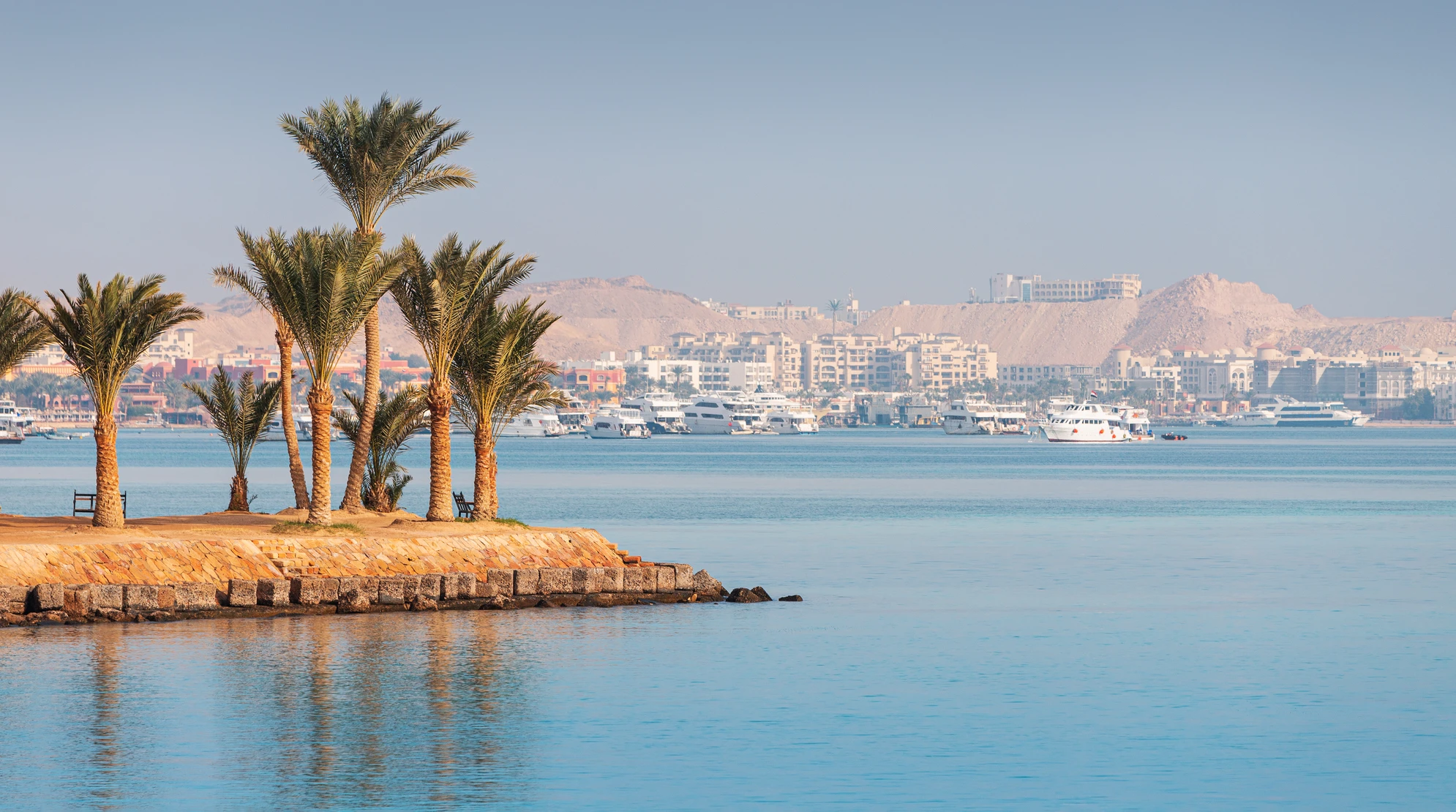 Вид на египетский курортный город Хургада, Shutterstock
