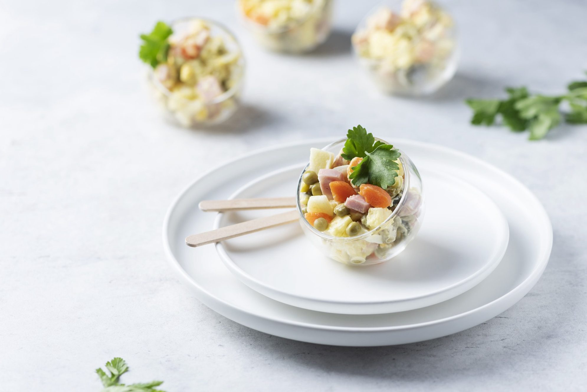 Традиционный салат оливье.