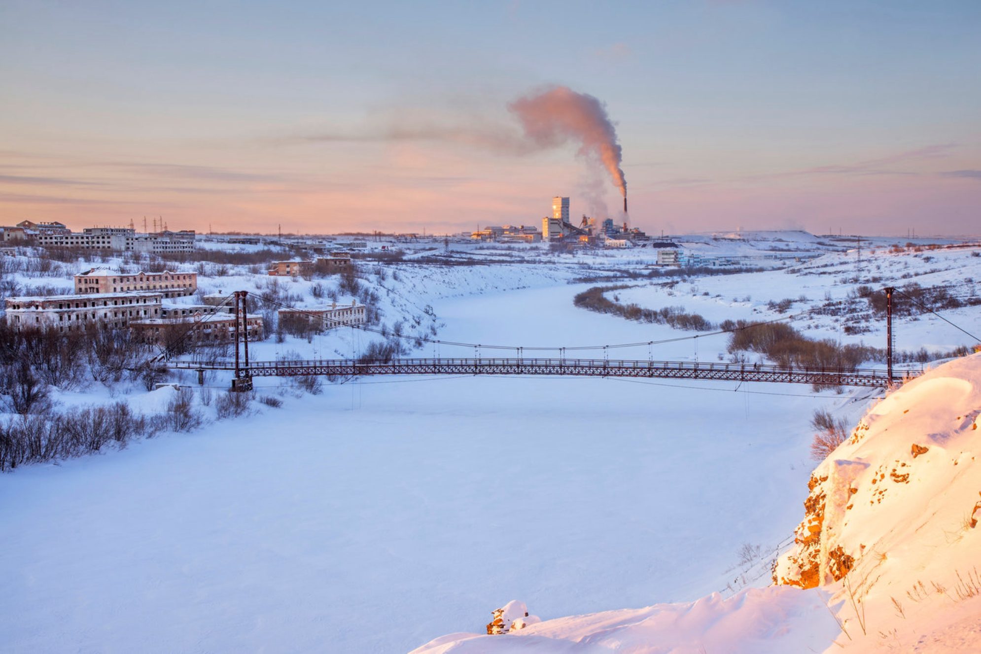 Воркута - один из крупнейших северных городов России с уникальной историей освоения Арктики и суровыми зимами, полярная ночь здесь длится почти 45 дней. Источник: shutterstock.com