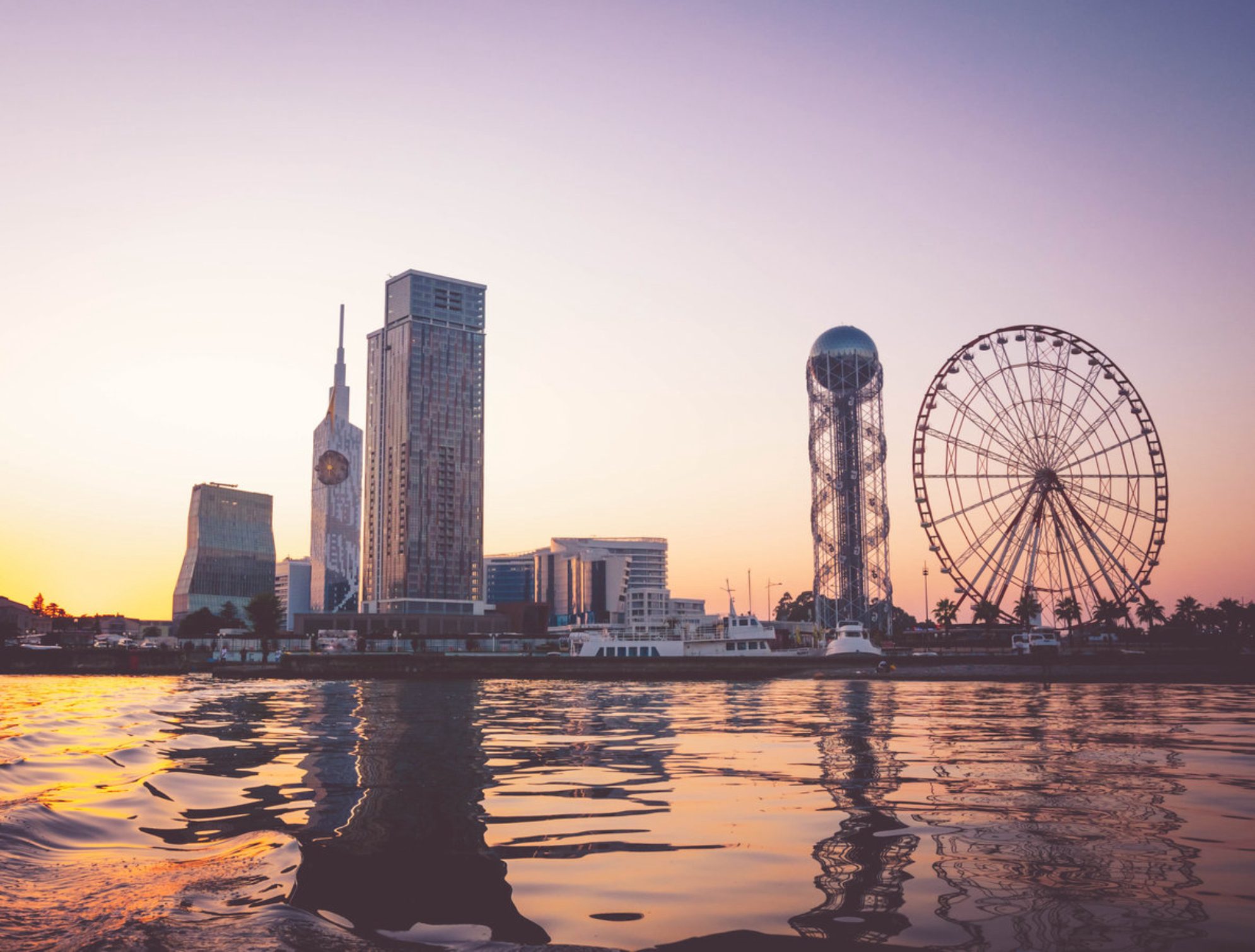 Осенью в городе тише, но все еще живо, а отдых получается уютным, теплым и насыщенным. Источник: shutterstock.com
