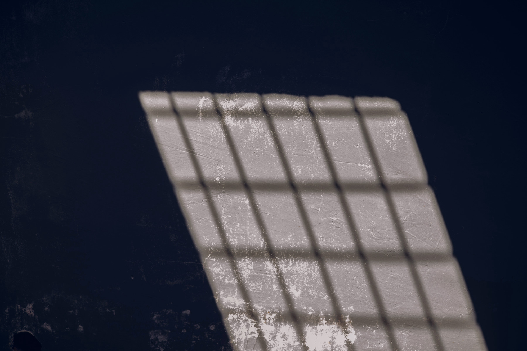 Солнечный свет пробивается через решетчатое окно тюрьмы. Источник: Shutterstock