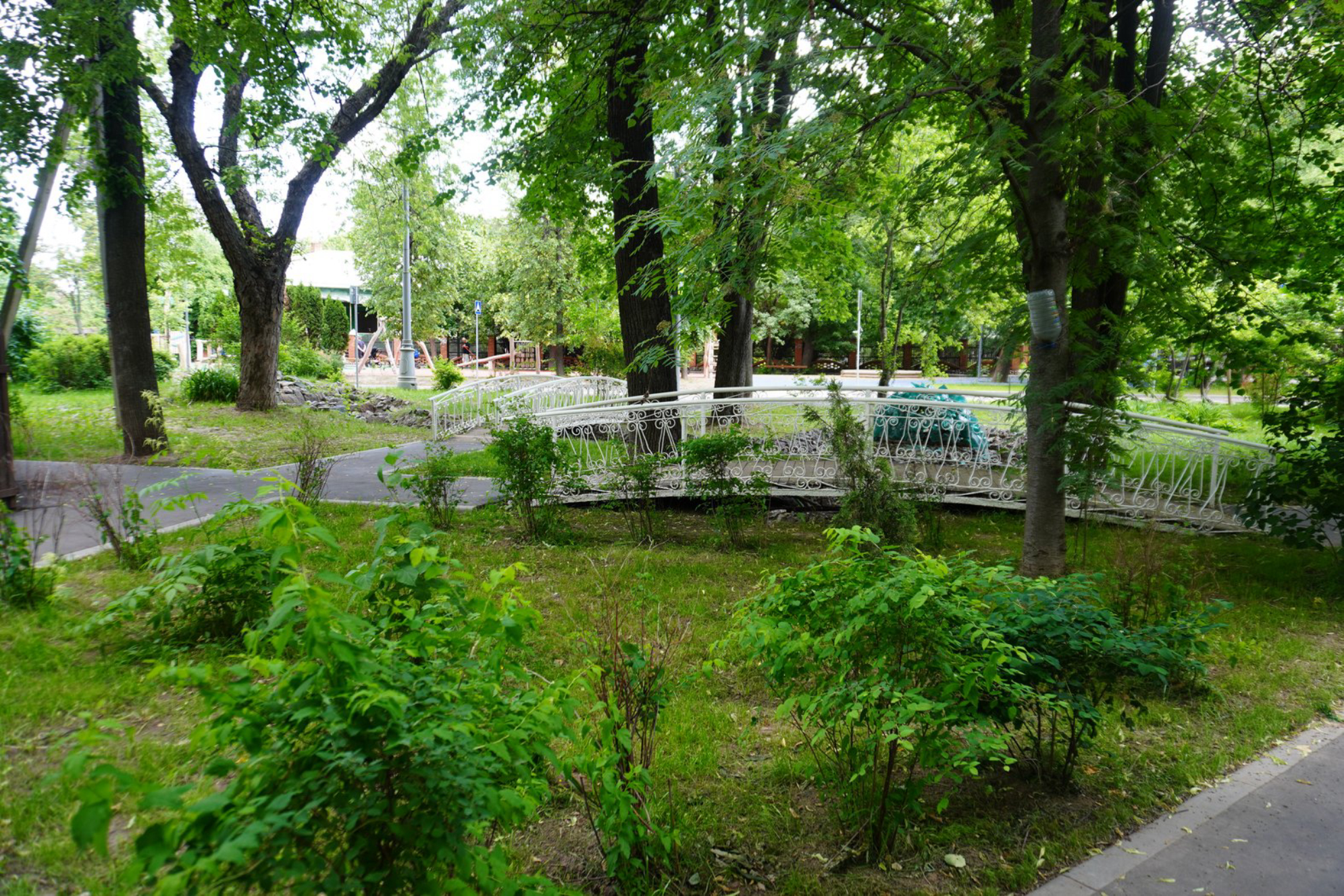 В поселке много зелени, ухоженных улочек. Автор фото: Ирина Жарикова