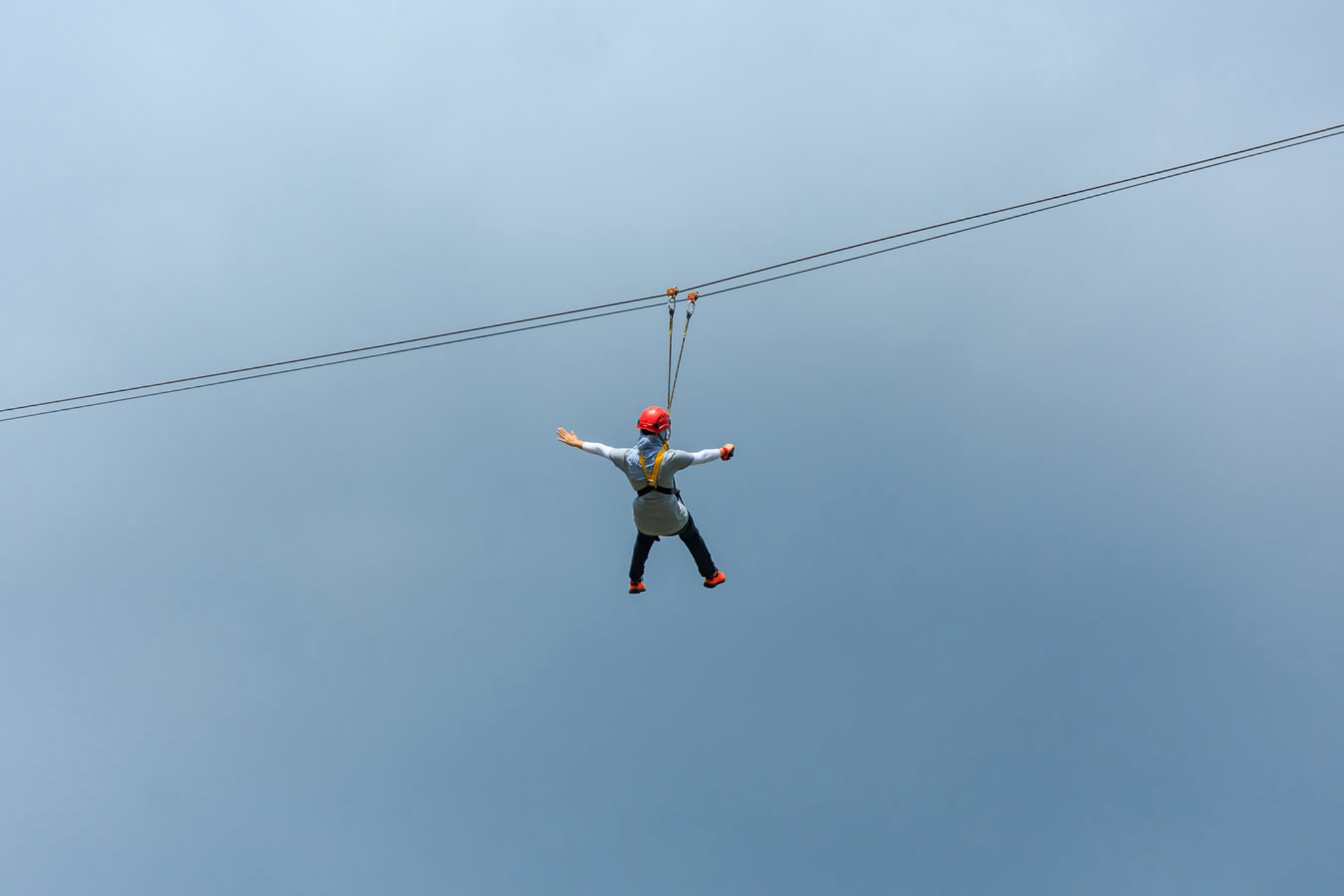 Если вам нравится чувствовать ощущения полета, то спуск на зиплайне - отличный выбор. Источник