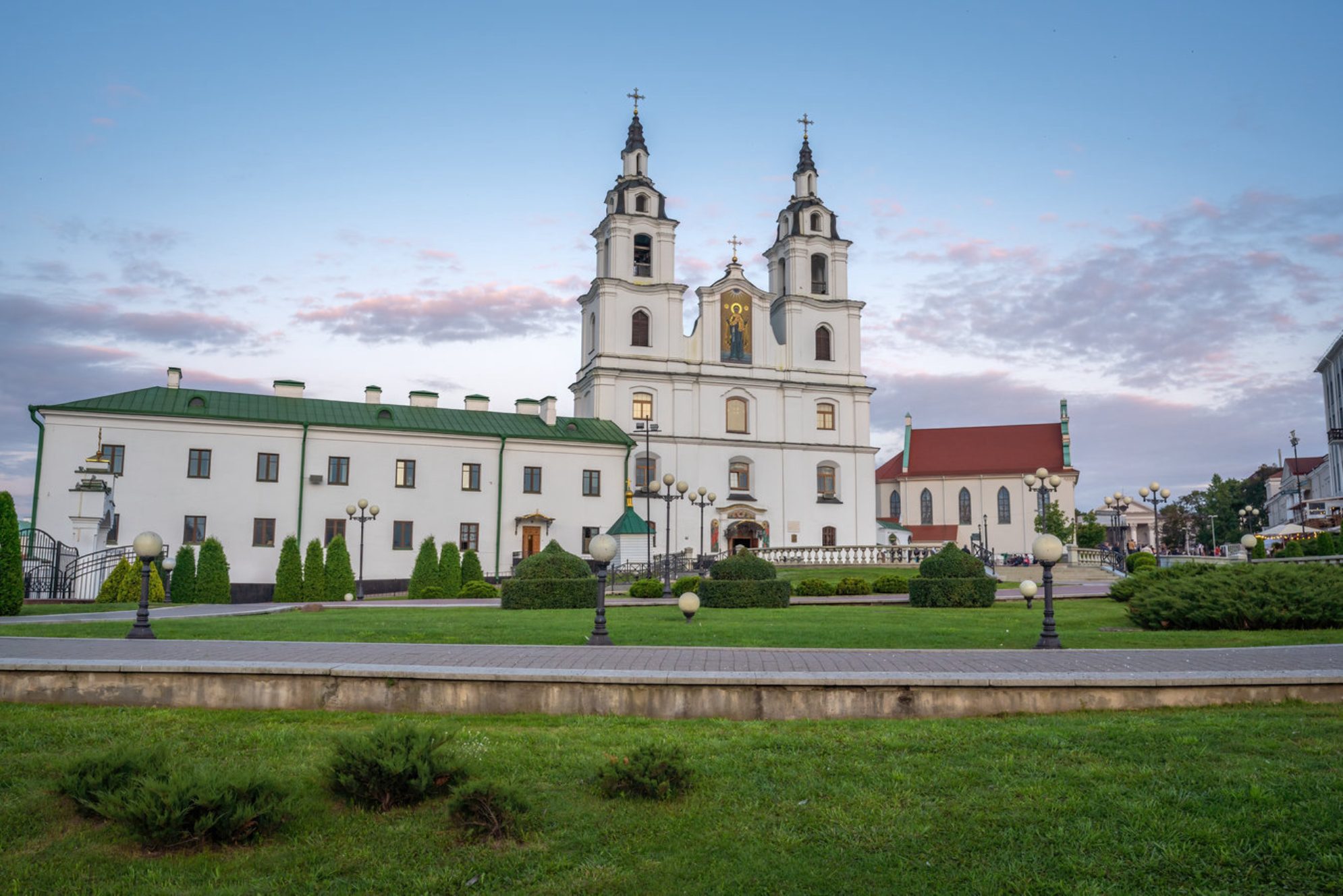 Высота собора вместе с колокольней достигает 55 метров. Источник фото: shutterstock.com
