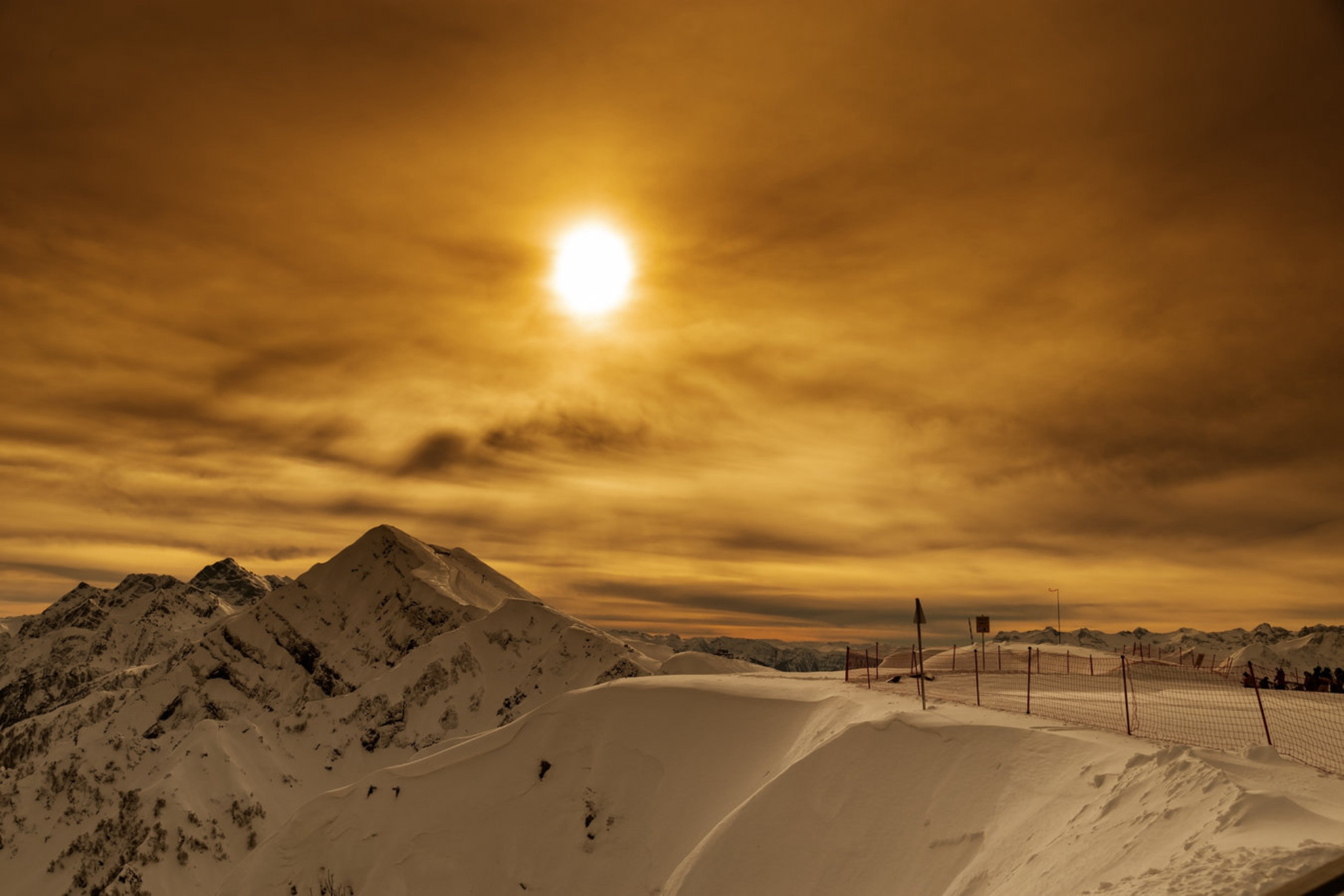 Закат на горнолыжном курорте Красная Поляна. Источник: Shutterstock
