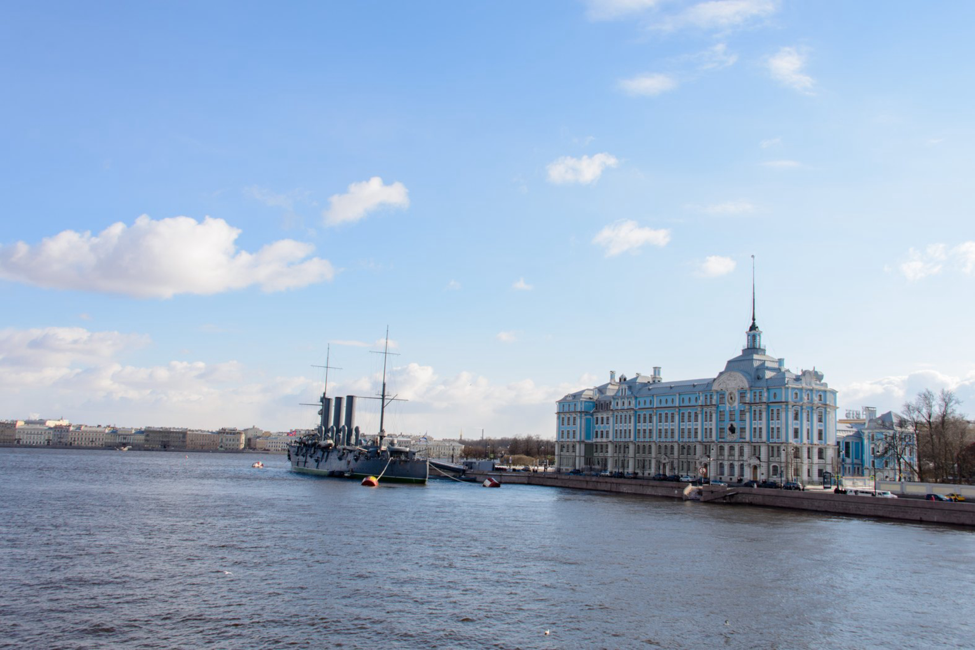 Крейсер «Аврора» пришвартован напротив Нахимовского училища. Источник фото: shutterstock.com