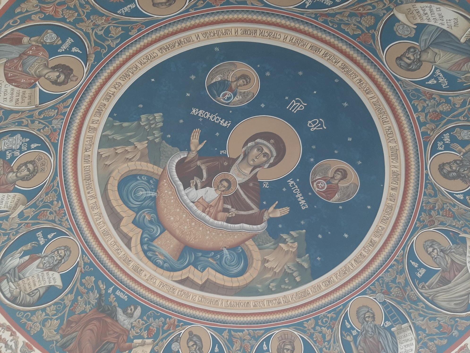 Невероятно красивый потолок в монастыре. Автор фото: Ирина Дорофеева