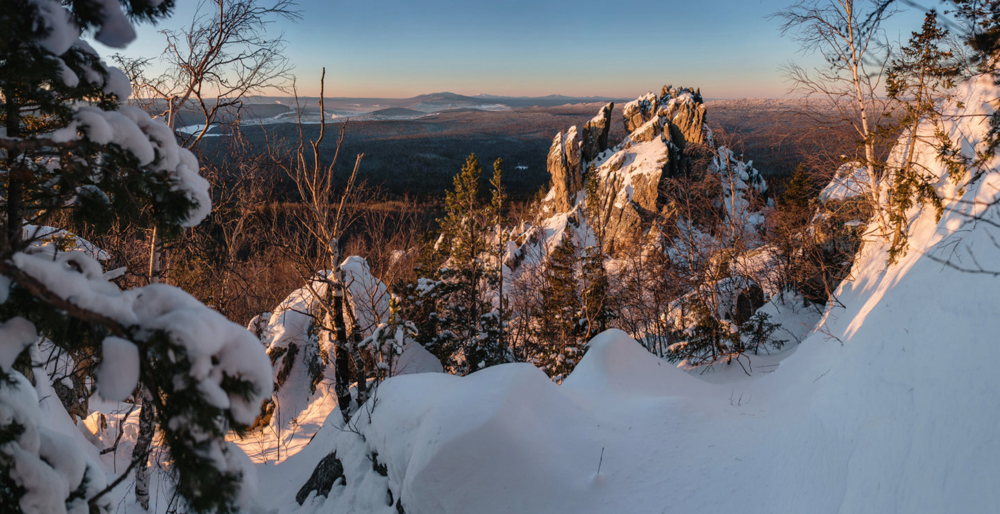 Скальный город Стоун-Батт зимой. Уральские горы на восходе солнца, Южный Урал, Россия. Shutterstock