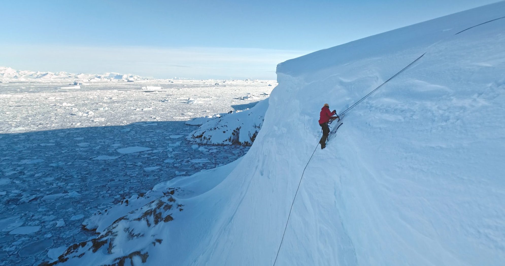 Если планируются какие-либо активности - покорение ледников, заплывы на байдарках, купание в море, - убедитесь в том, что готовы этим заниматься в суровых и незнакомых краях. shutterstock.com