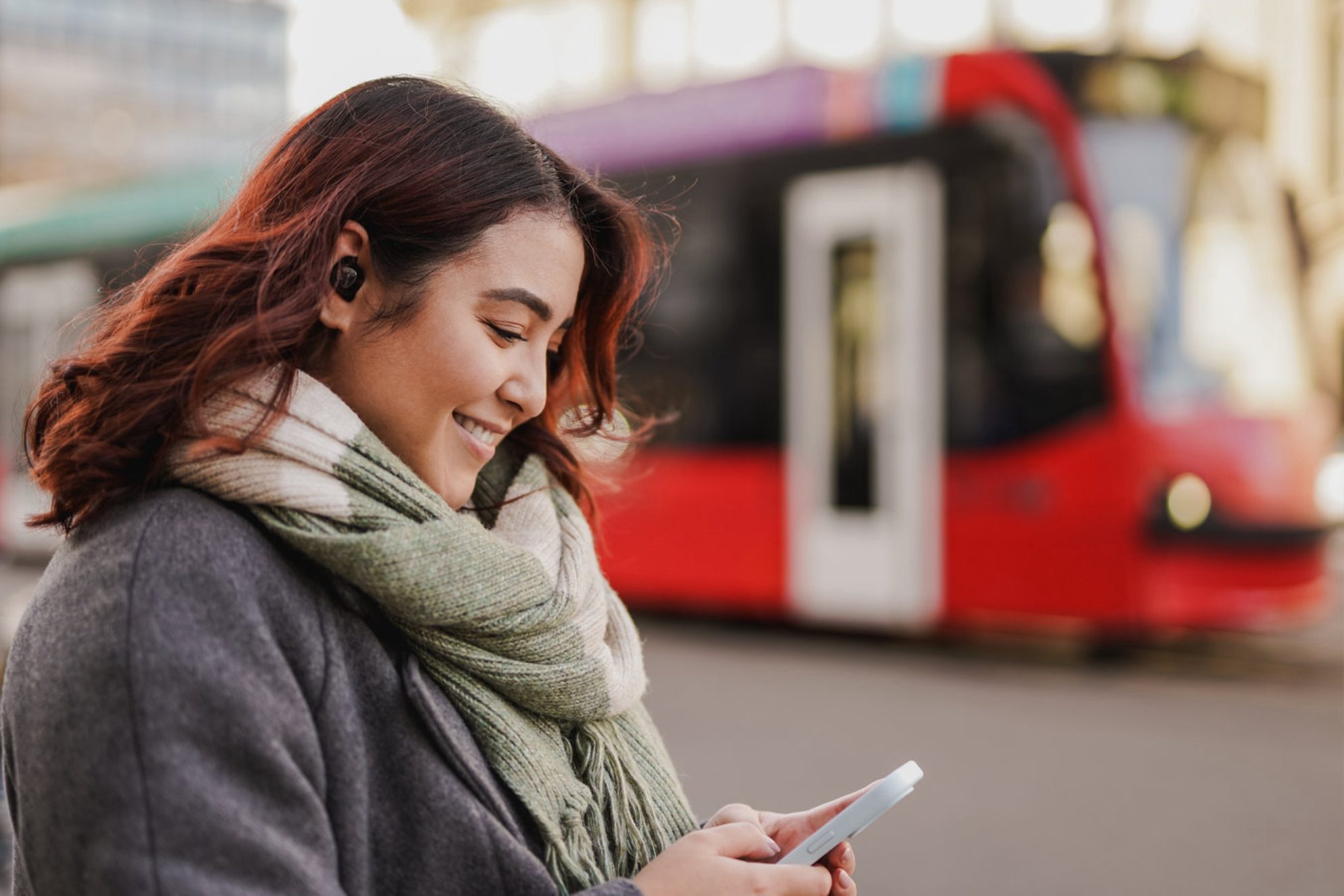 Электронный билет сохраните на телефон, вдруг возникнут проблемы с интернетом Shutterstock
