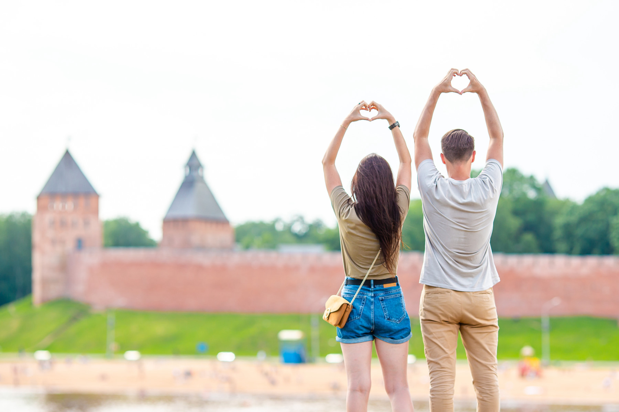Пара на фоне Новгородского кремля. Источник: Shutterstock