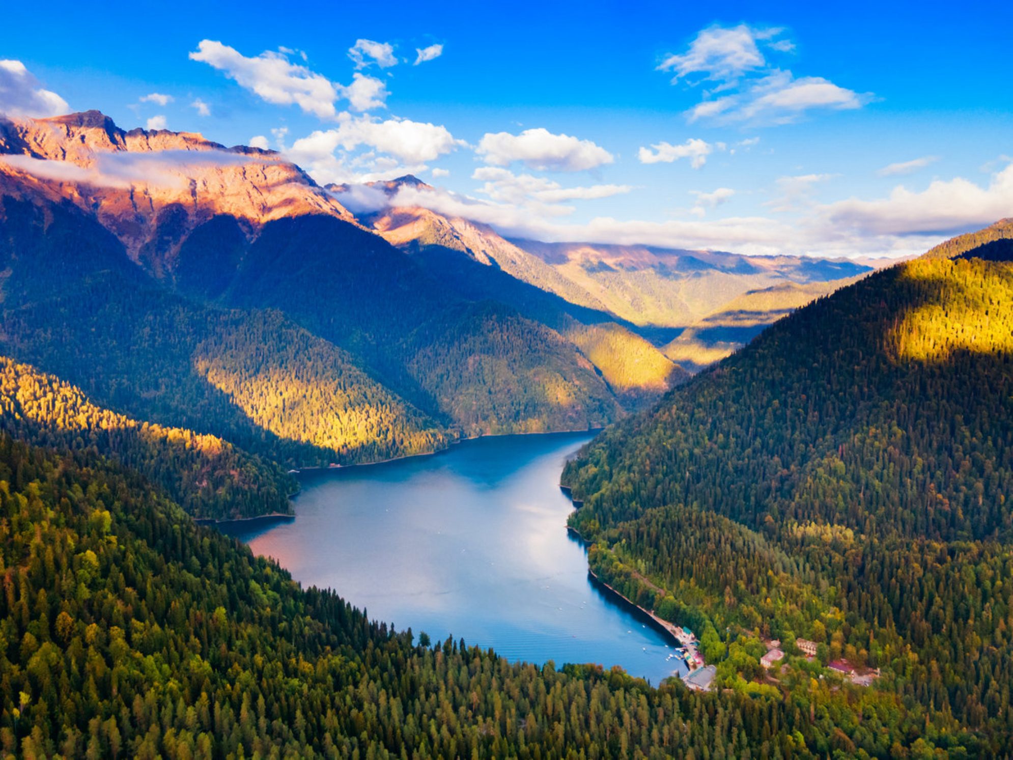 Озеро Рица, Абхазия. Shutterstock