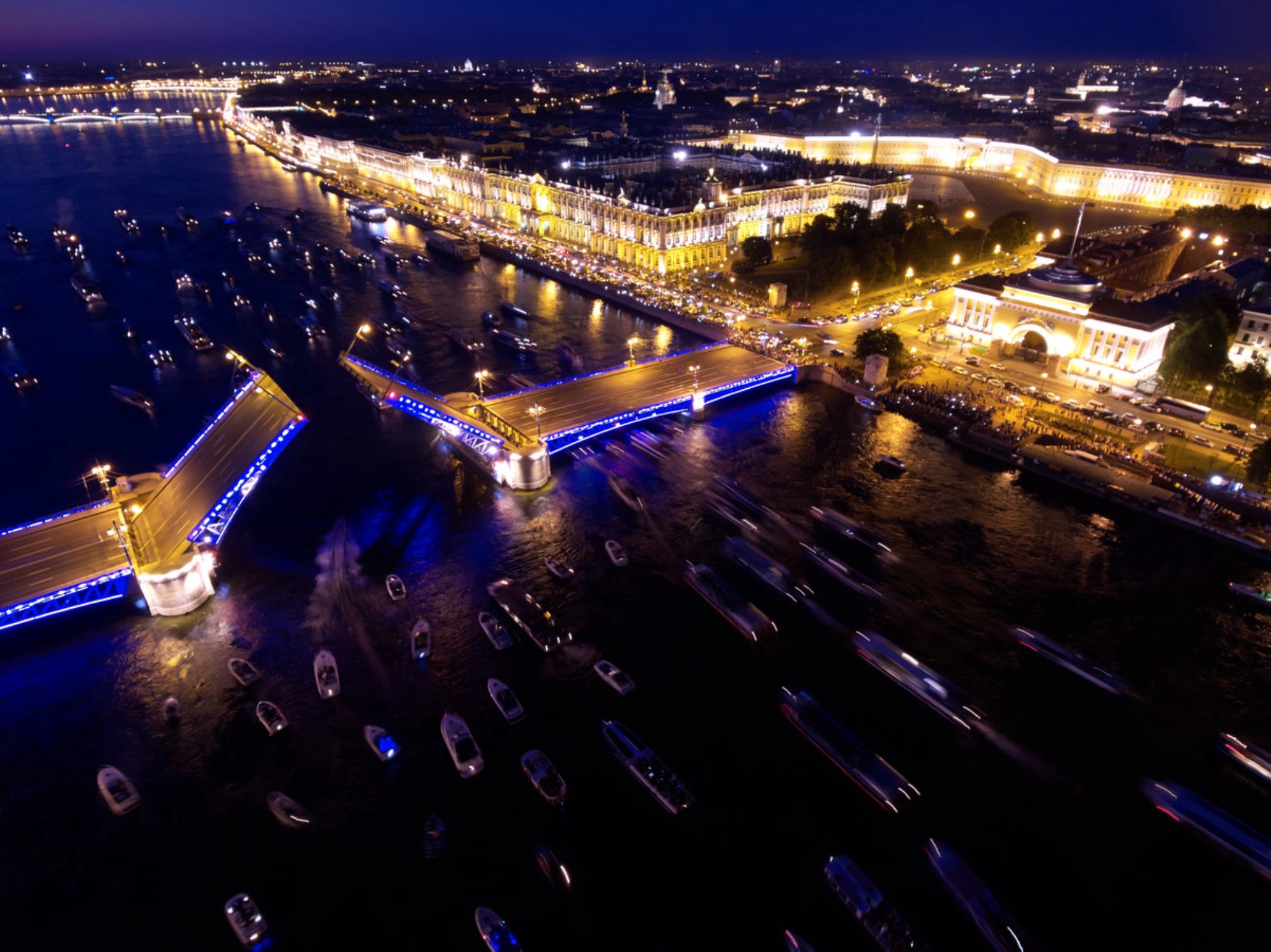 Эффектнее всего развод мостов смотрится с воды. Источник: Shutterstock