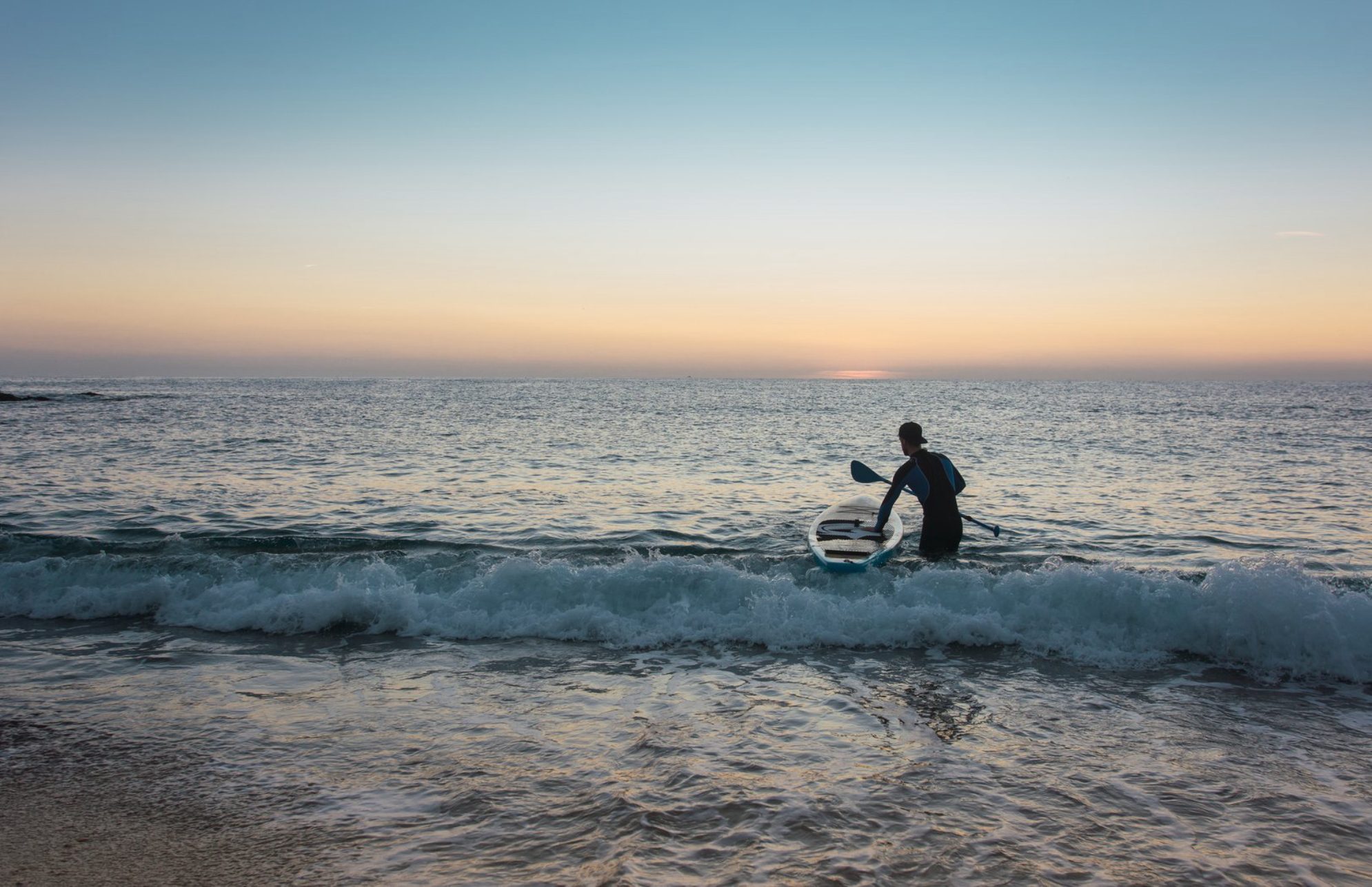 Рассвет на сапборде. Источник фото: elements.envato.com
