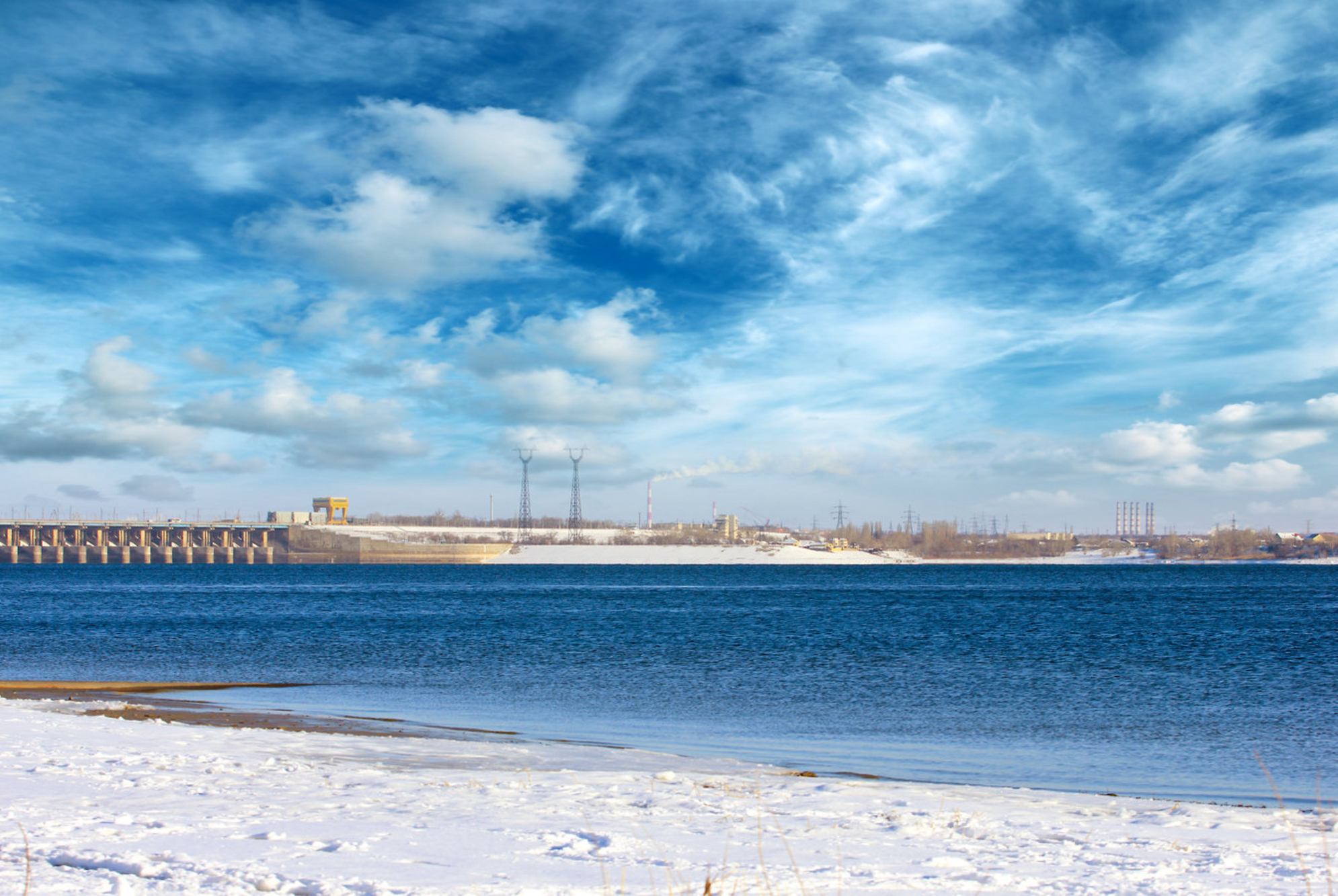 Гидроэлектростанция на реке Волге зимой, город Волгоград, Россия. Shutterstock