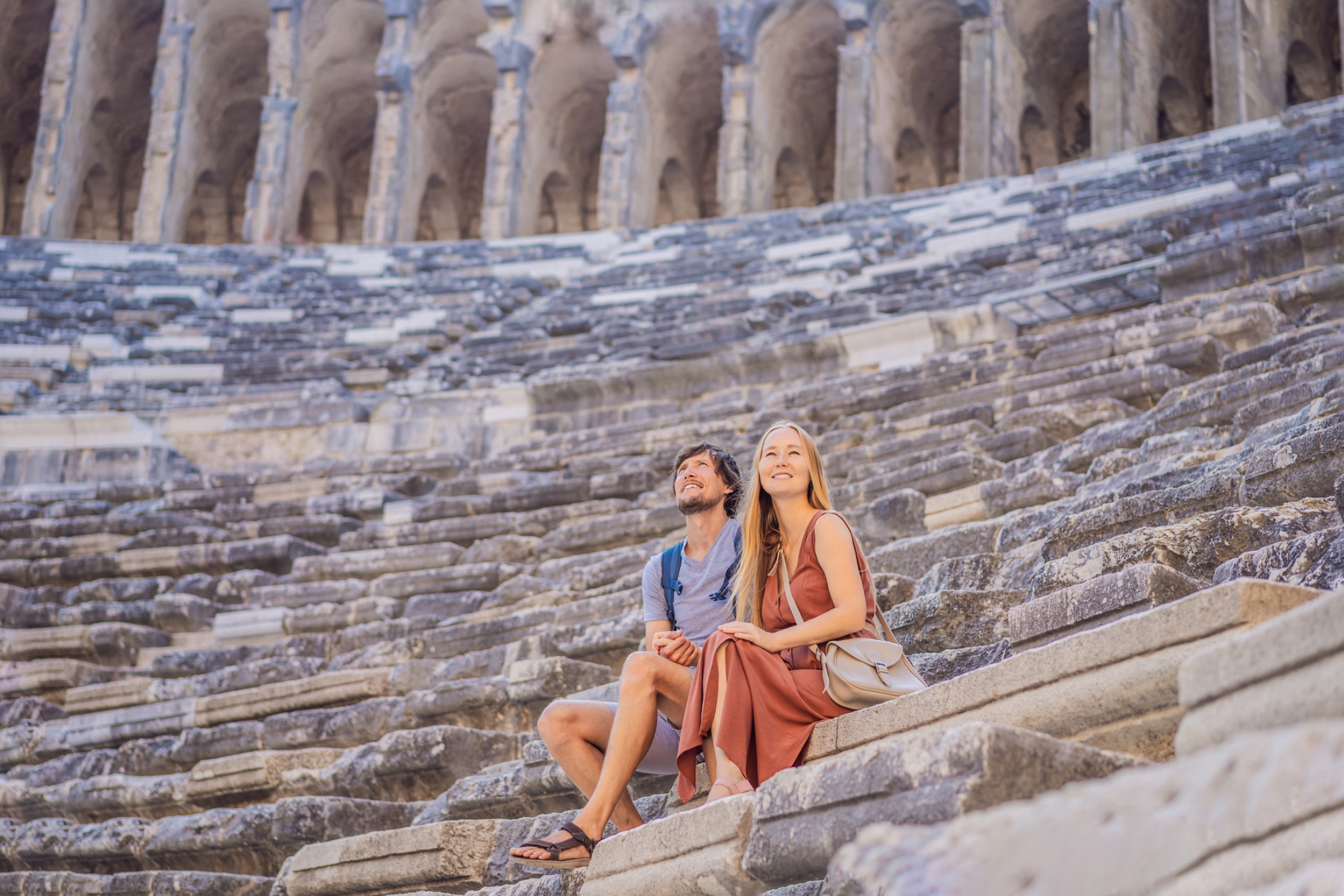 Пара туристов исследует древний город Аспендос, Анталия, Турция. Источник: Shutterstock