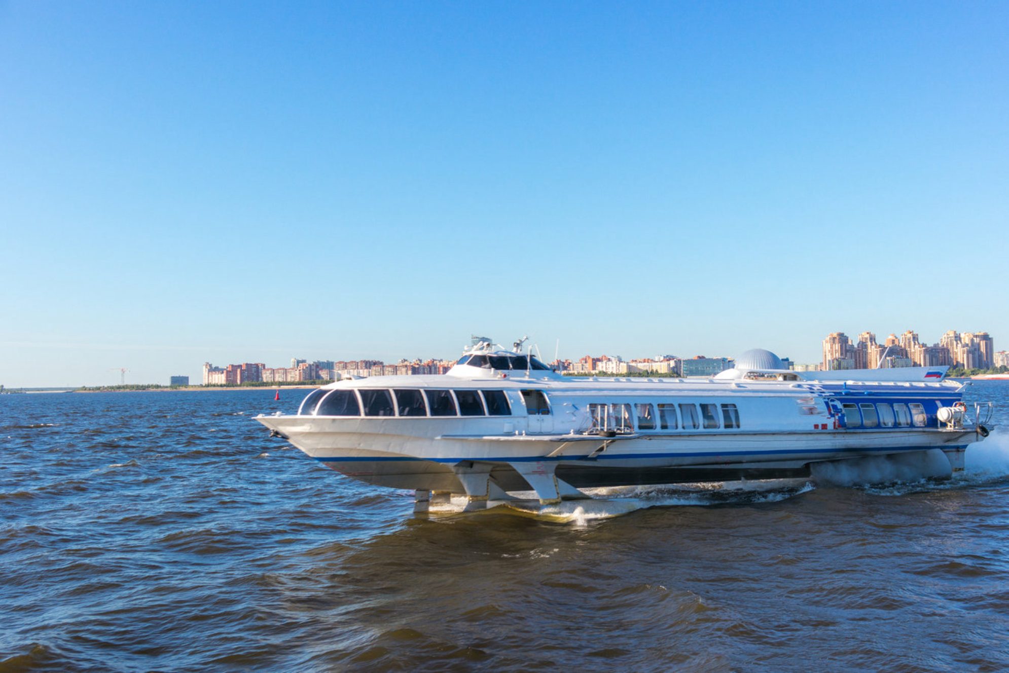 Пассажиры метеоров защищены от брызг воды и ветра Shutterstock