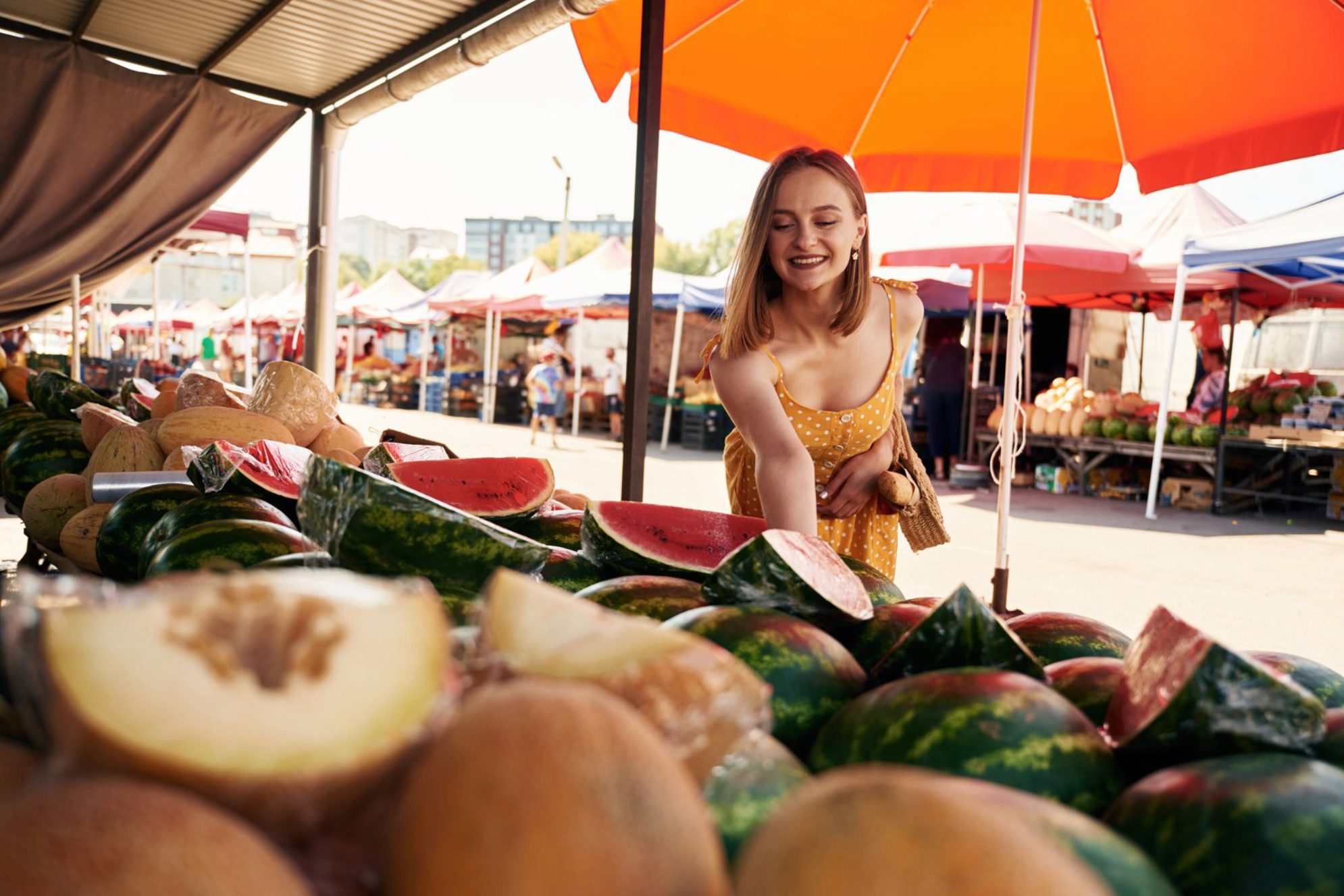 Девушка на рынке.