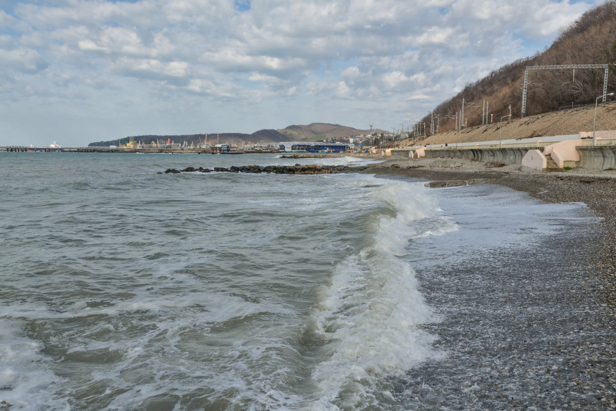 Море в Туапсе зимой. Краснодарский край, Россия. Shutterstock