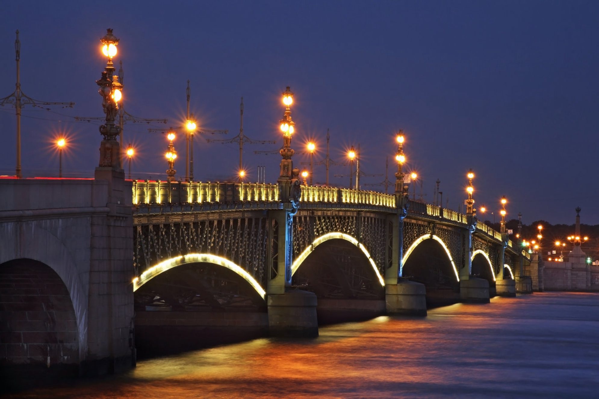 Мост особенно популярен во время праздников - отсюда открываются отличные виды на салюты и парады. Наблюдать развод здесь - значит стать свидетелем настоящего петербургского ритуала. Источник: Shutterstock