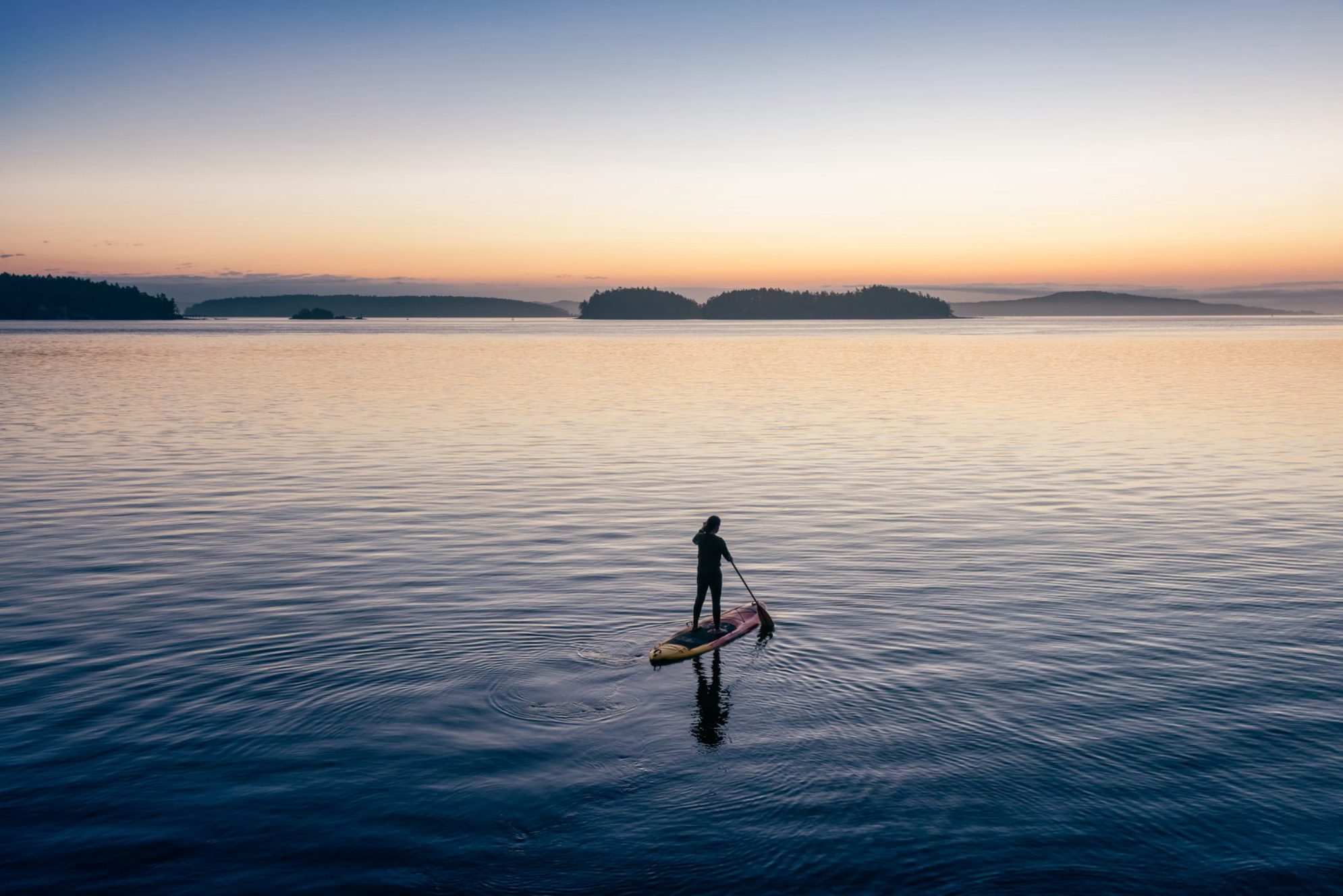 Атмосферная прогулка на сап-доске. Источник фото: elements.envato.com
