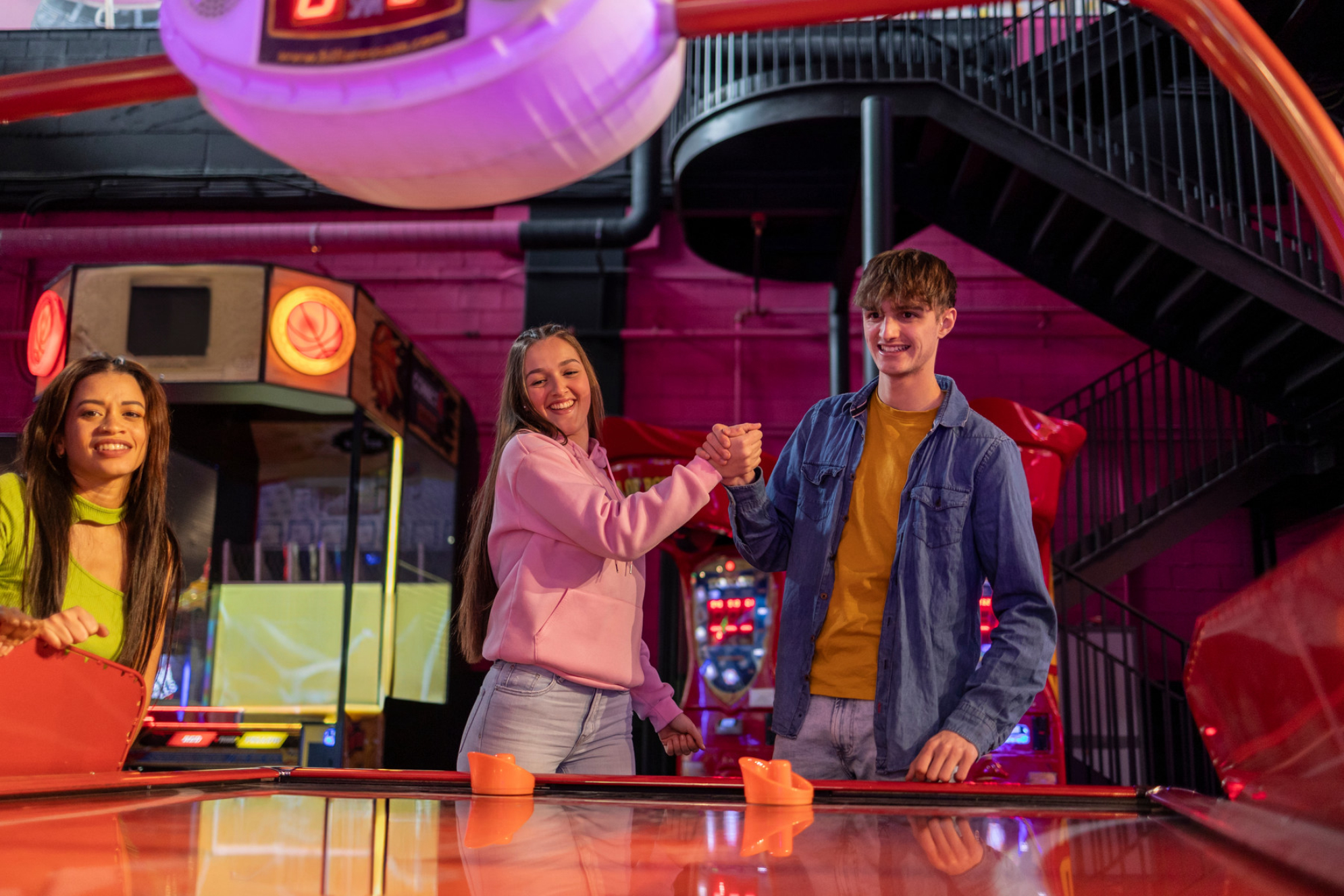 Настольный хоккей в парке развлечений Shutterstock.com