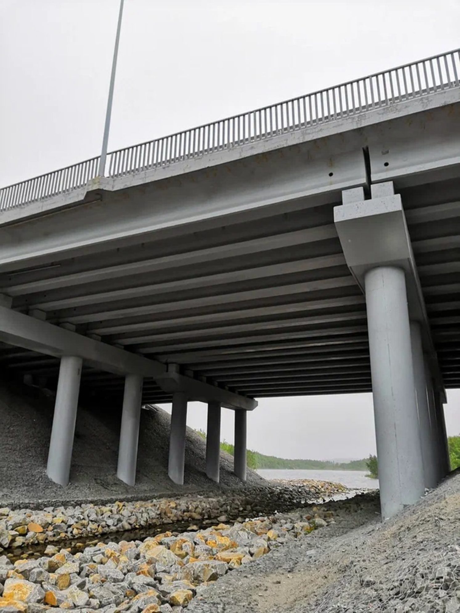 Проход под мостом к озеру Чайка. Автор фото: Андрей Афанасьев
