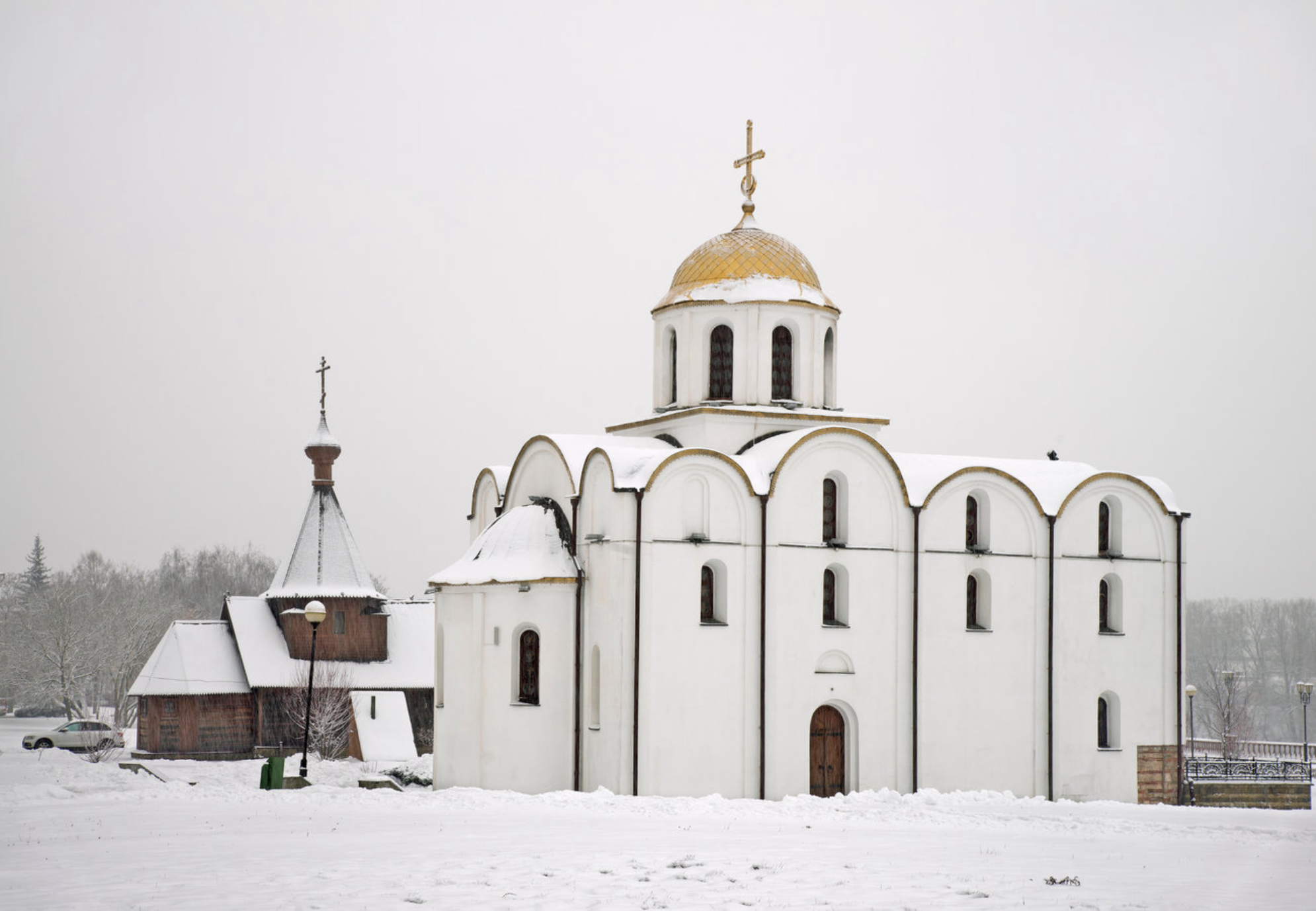 Благовещенская церковь и деревянная церковь святого Александра Невского в Витебске, Республика Беларусь. shutterstock.com