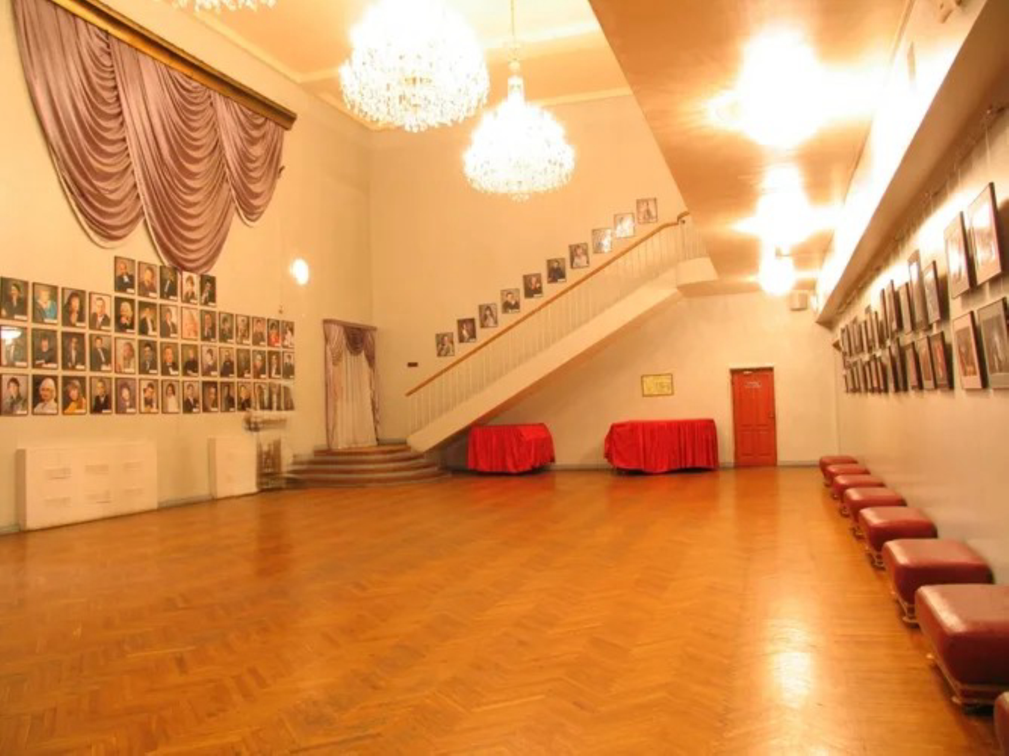 Холл театра с галереей фотографий. Автор фото: Любовь Федорова