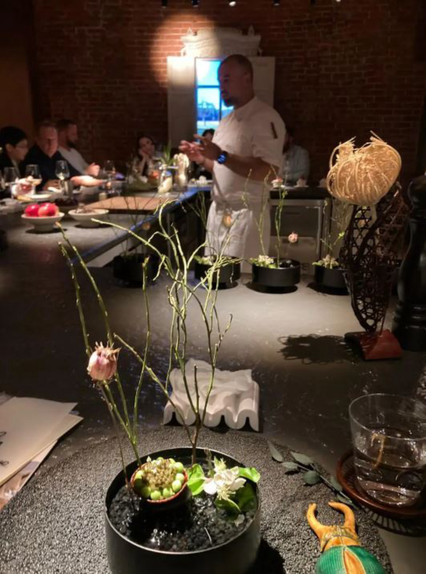 Особенность формата гастротеатра в том, что шеф-повар лично представляет гостям дегустационный сет и рассказывает о блюдах.Автор фото: Татьяна Леднева