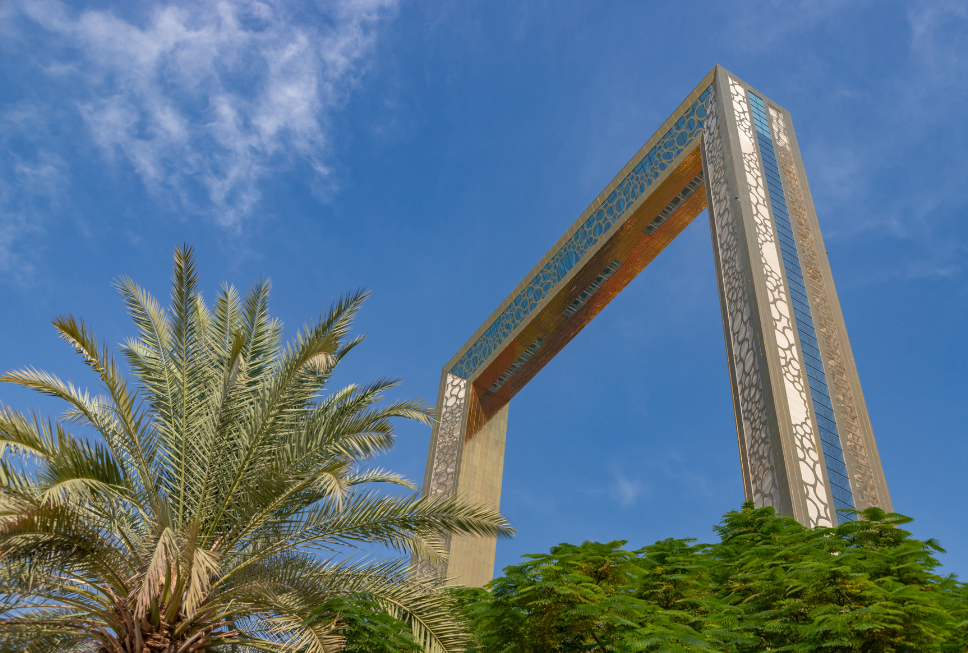 Фотография Дубайской рамы над деревьями парка Забиль Shutterstock