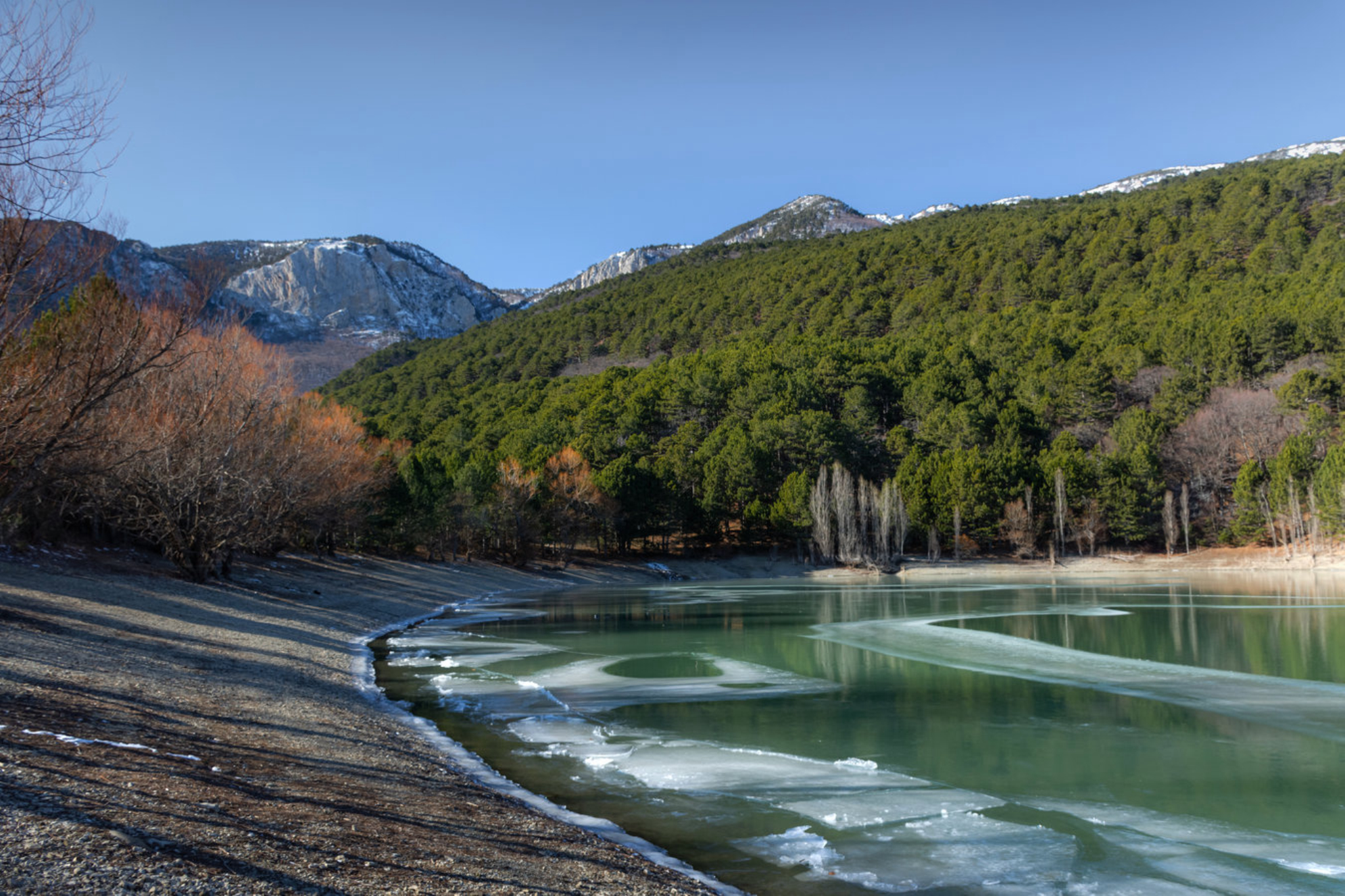 Горное бирюзовое озеро зимой, Крым. Shutterstock