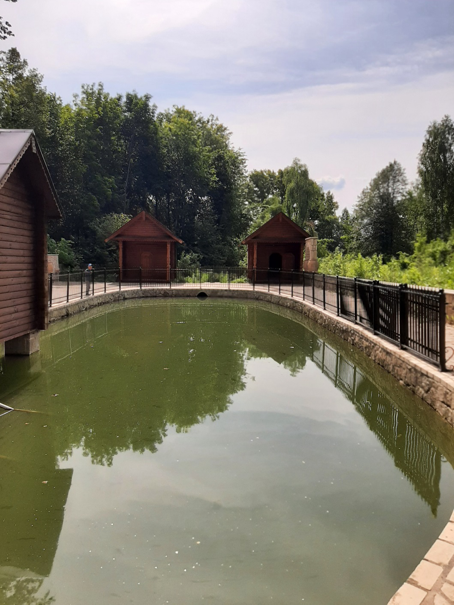 Пруд на территории монастыря. Автор фото: Ирина Дорофеева