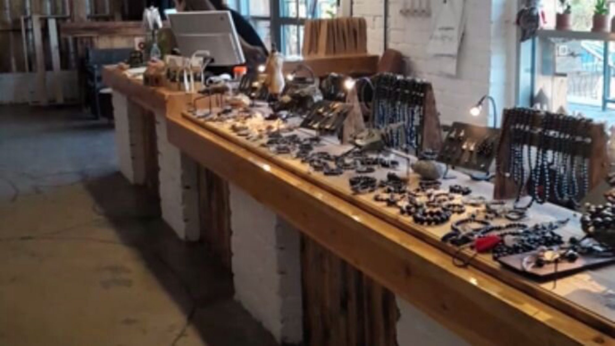 Ювелирные изделия из шунгита. Автор фото: Ирина Жарикова