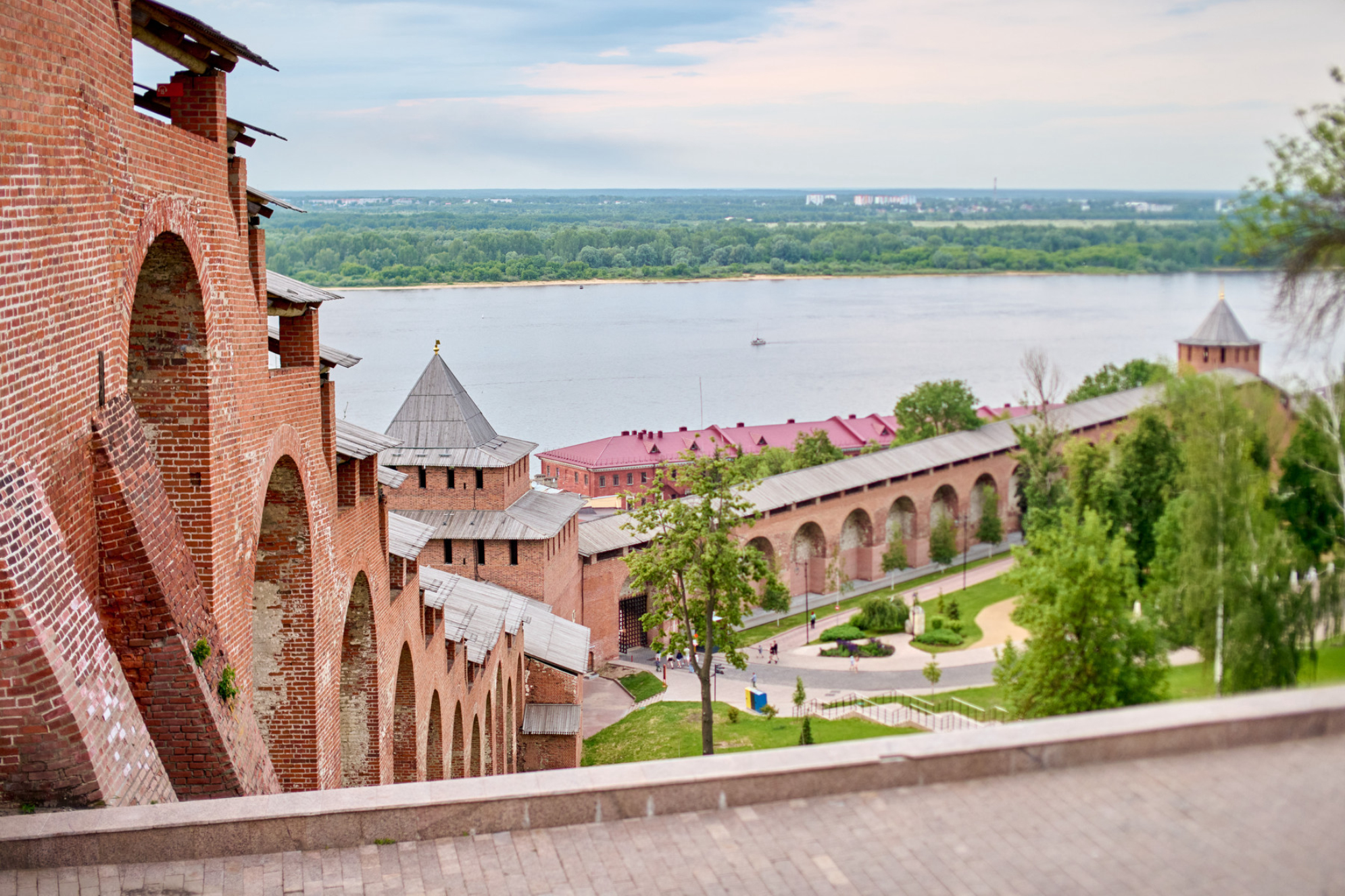 Панорама старинных кремлевских стен на фоне реки, Нижний Новгород. Источник: Shutterstock