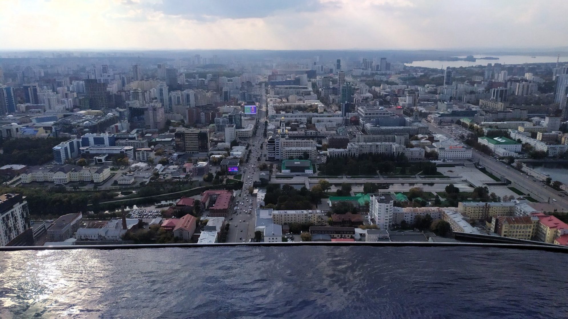 Вид на город из бассейна SKY на крыше небоскреба.Автор фото: Любовь Федорова
