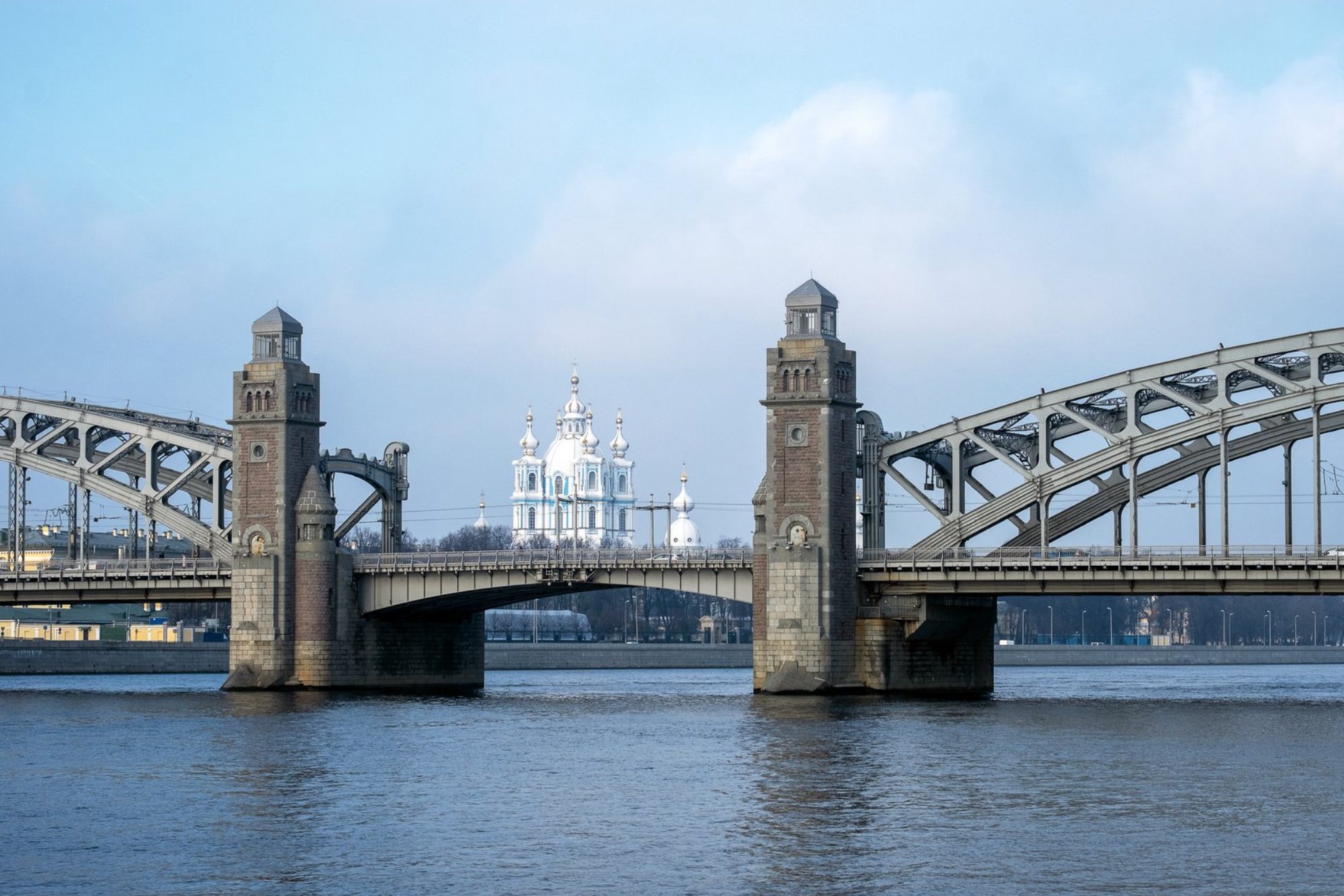 Большеохтинский мост Петра Великого и Смольный Воскресенский собор. Источник фото: elements.envato.com