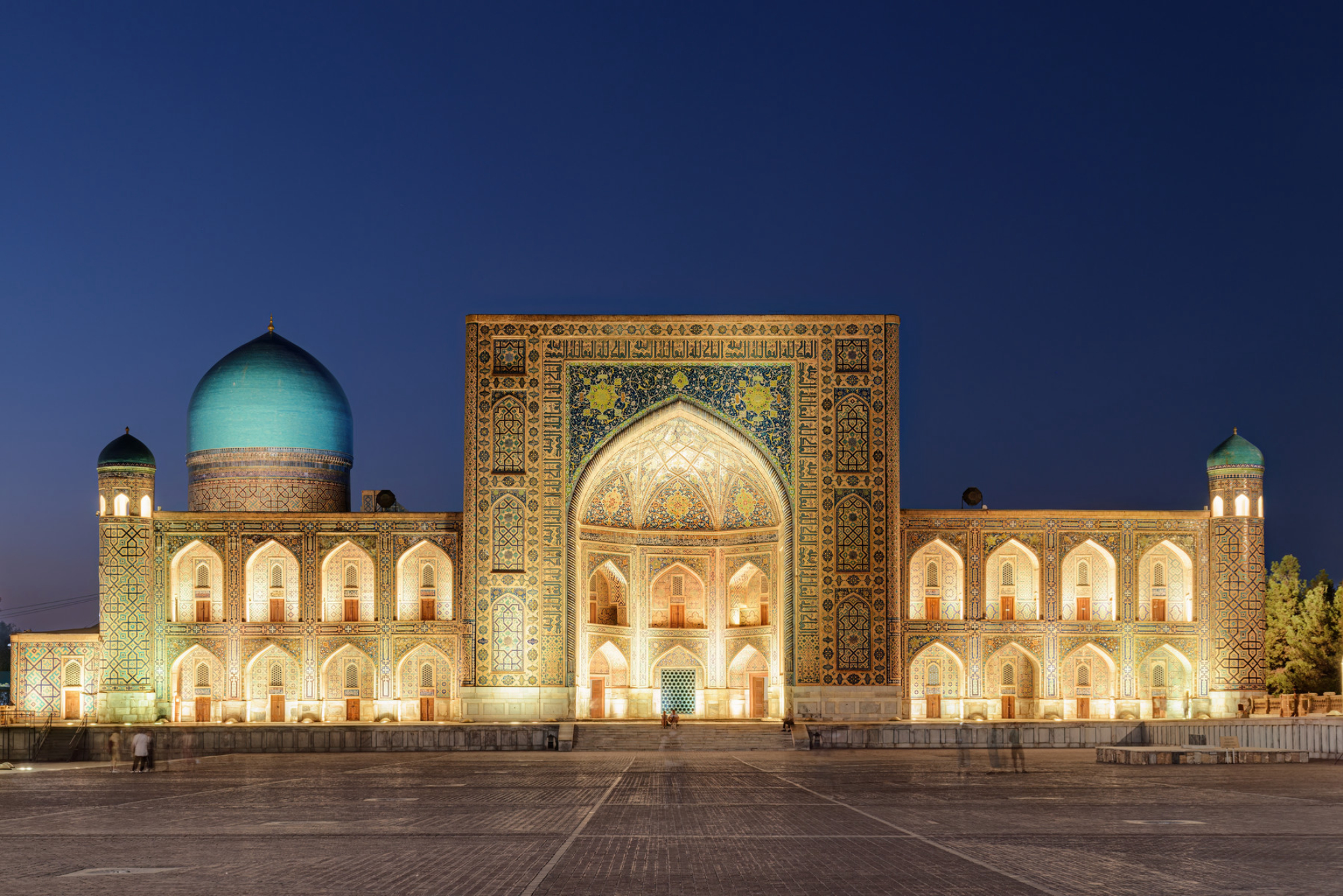 Вечерний вид медресе Тиля-Кори на площади Регистан в Самарканде, Узбекистан. Источник: Shutterstock