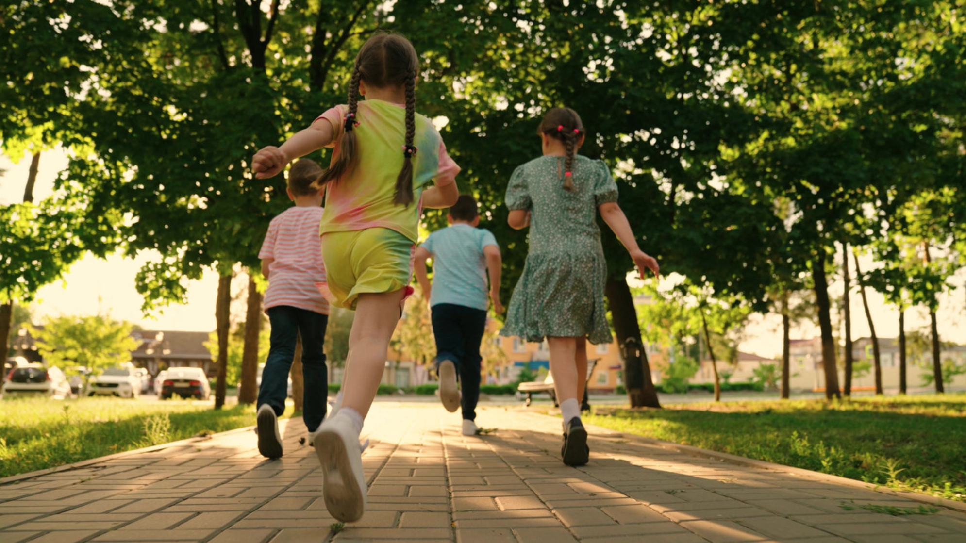 Дети активно участвуют в экскурсии и выполняют задания гида. Источник: Shutterstock