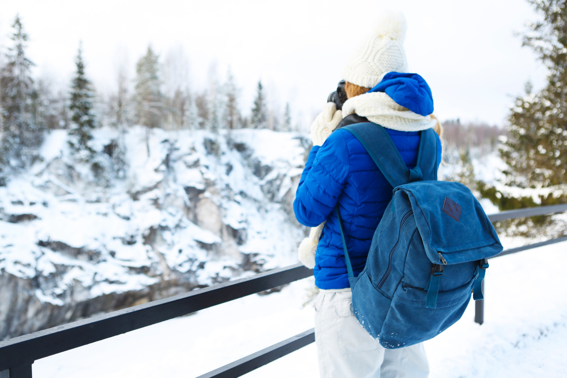 Девушка фотографирует зимний пейзаж, в Карелии, Россия. Источник: Shutterstock