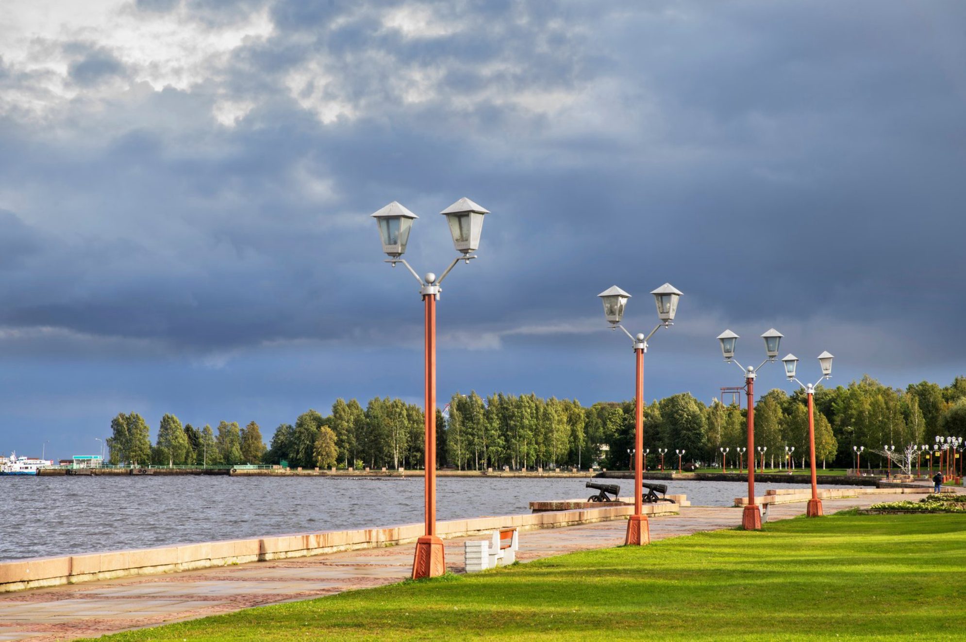 Набережная Онежского озера, Петрозаводск. Источник фото: shutterstock.com