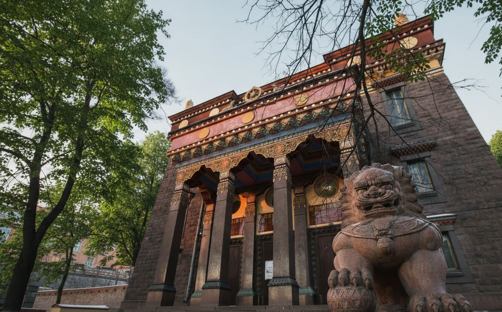 На входе в буддийский храм