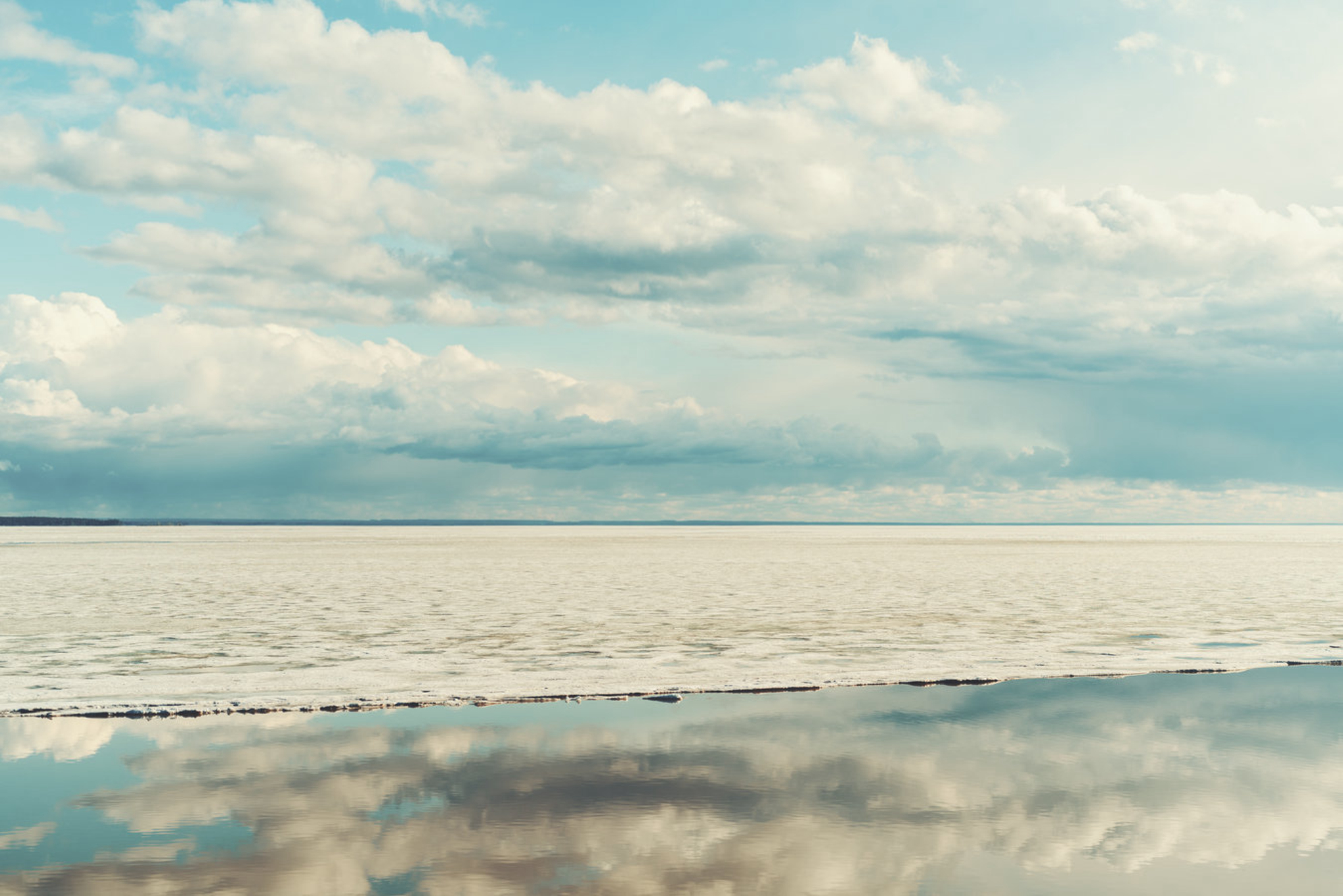 Живописный вид на замерзшую реку в Новосибирске. Сибирь, Россия. Shutterstock