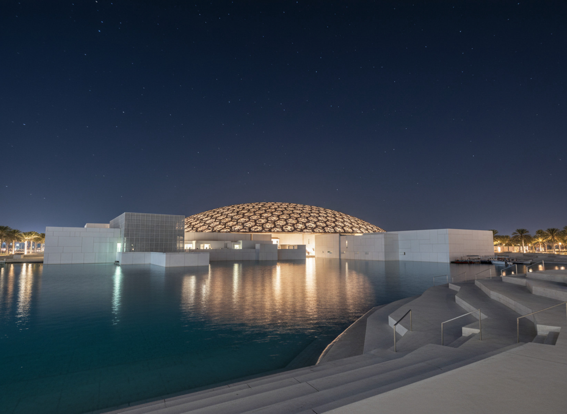 Футуристичное здание Лувра при свете звезд