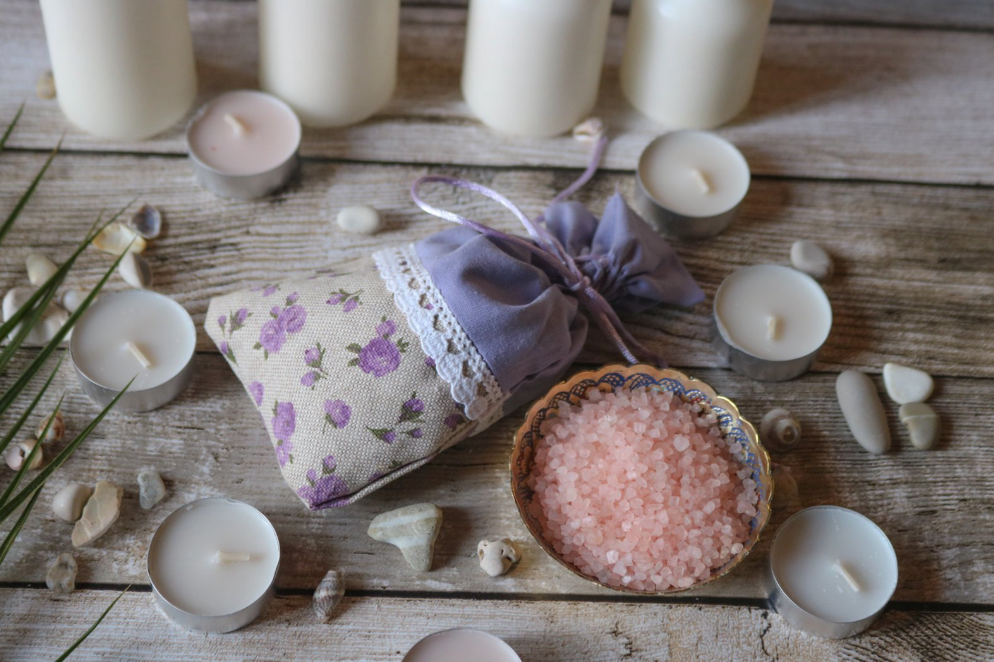 Крым известен лавандовыми полями. С лавандой делают саше и подушки. Источник: Envato Elements