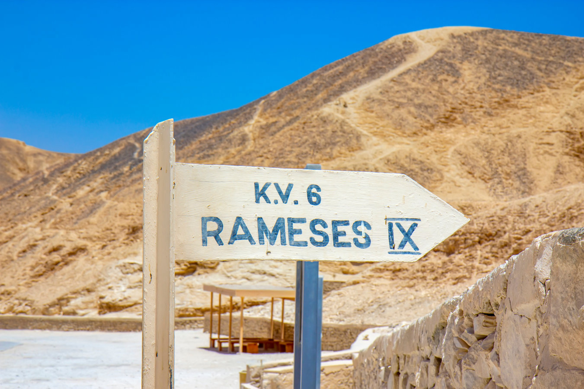 Табличка у гробницы фараона Рамзеса IX в Долине царей, Луксор, Египет. Источник: Shutterstock